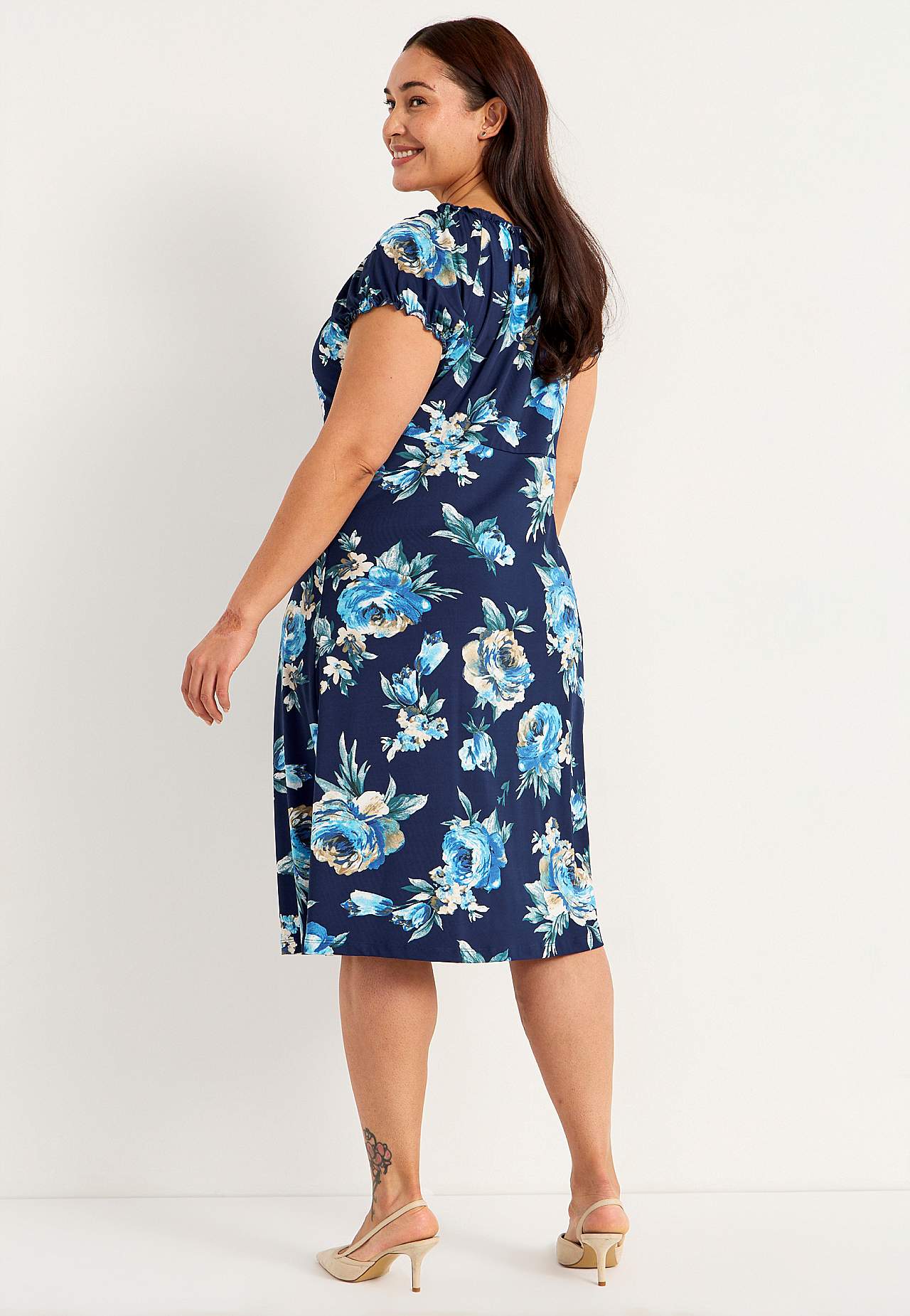 Mønstret off-shoulder-kjole