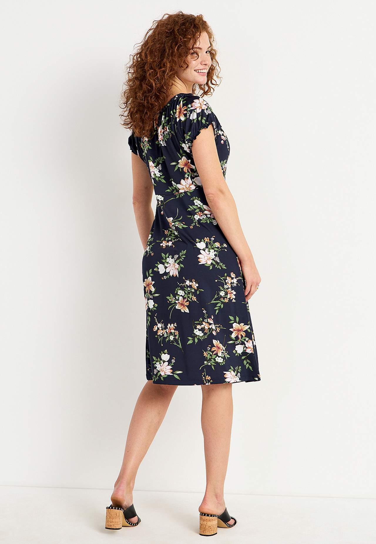 Mønstret off-shoulder-kjole