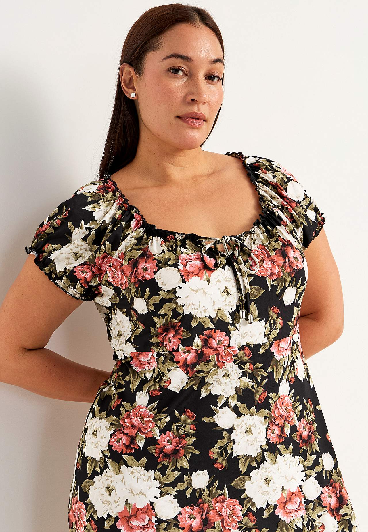 Mønstret off-shoulder-kjole