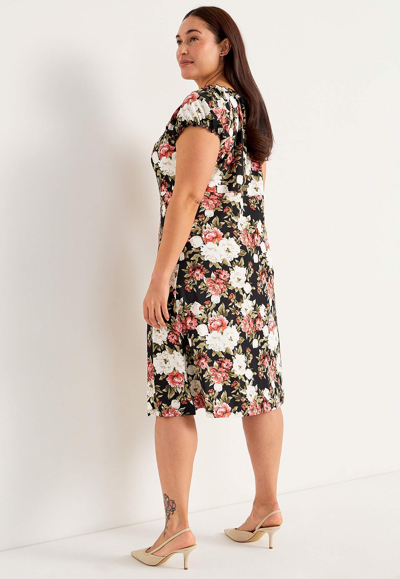 Mønstret off-shoulder-kjole
