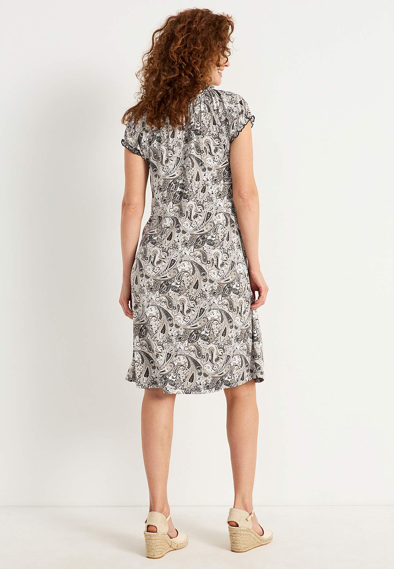 Mønstret off-shoulder-kjole