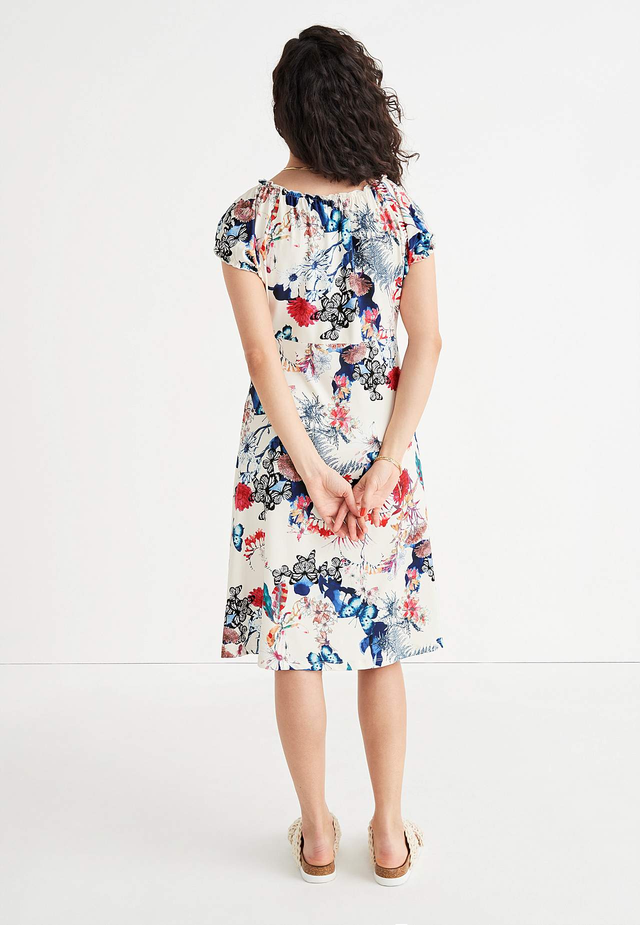 Mønstret off-shoulder-kjole