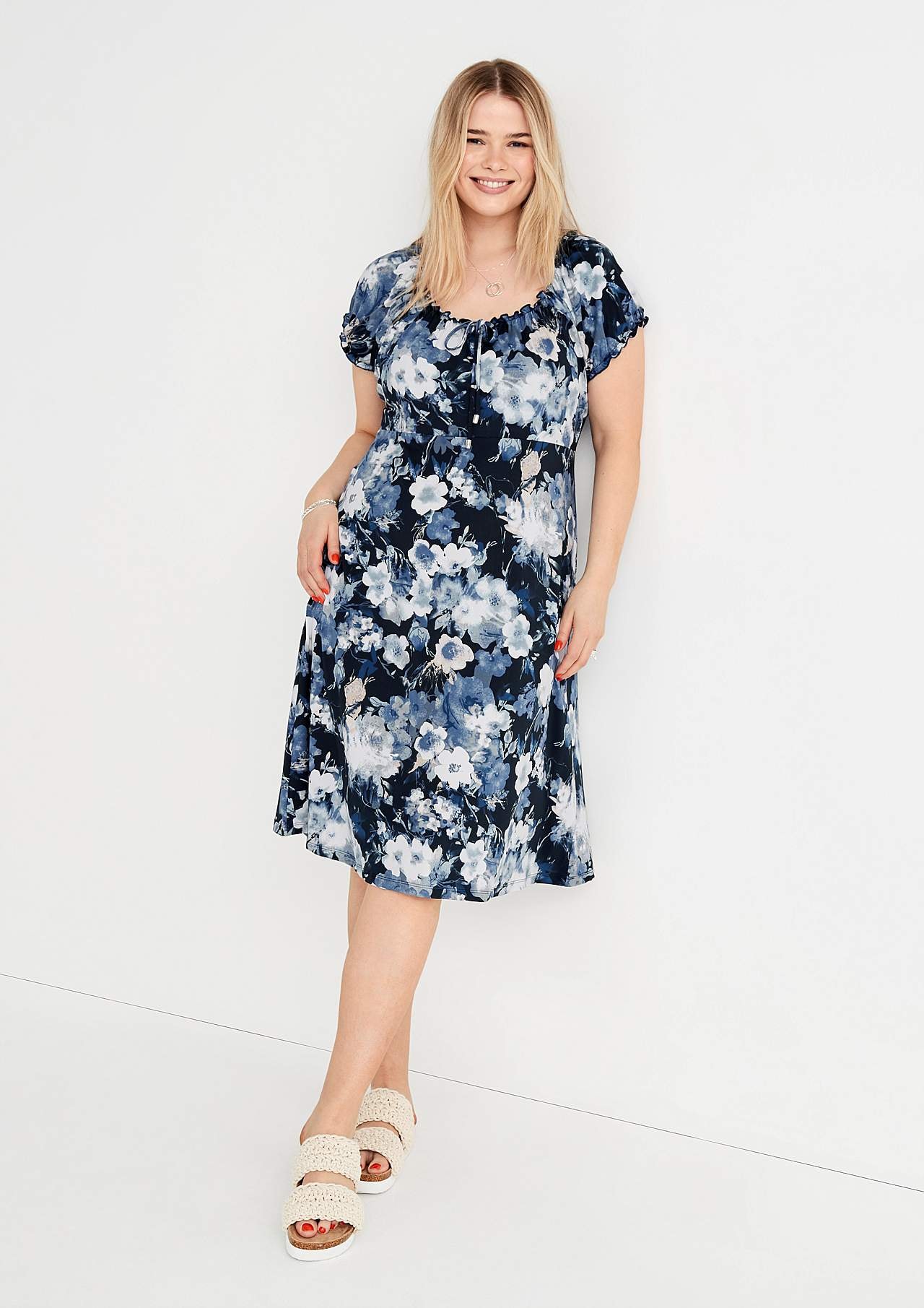 Mønstret off-shoulder-kjole