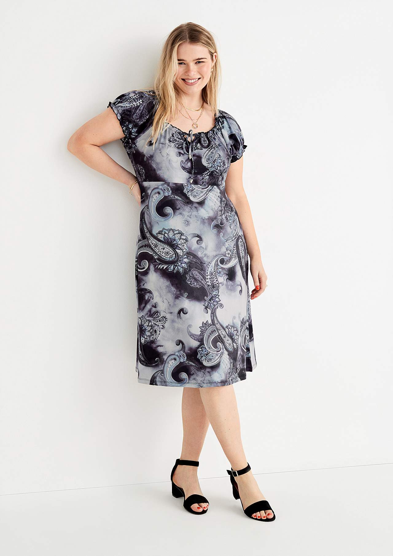 Mønstret off-shoulder-kjole