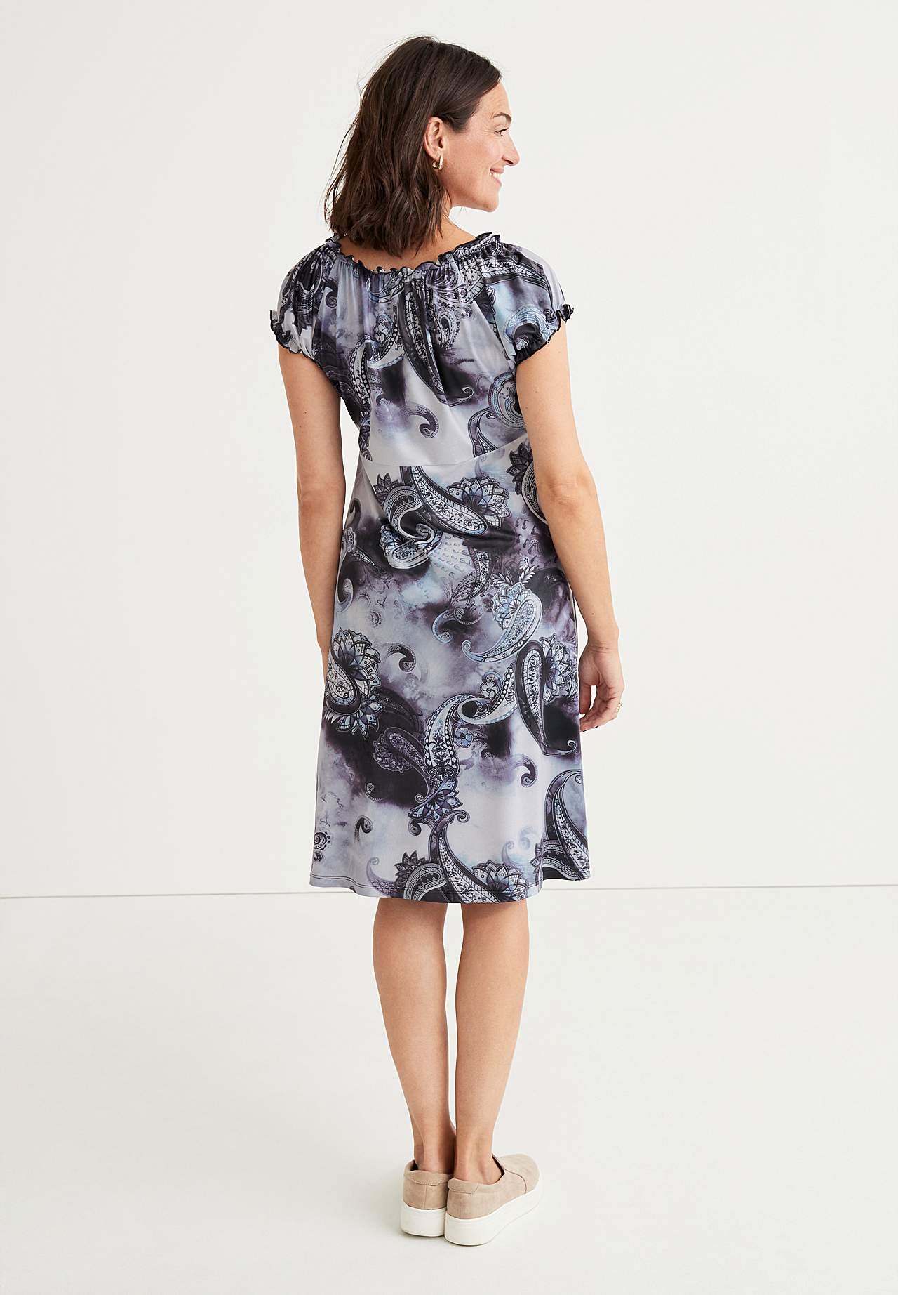 Mønstret off-shoulder-kjole