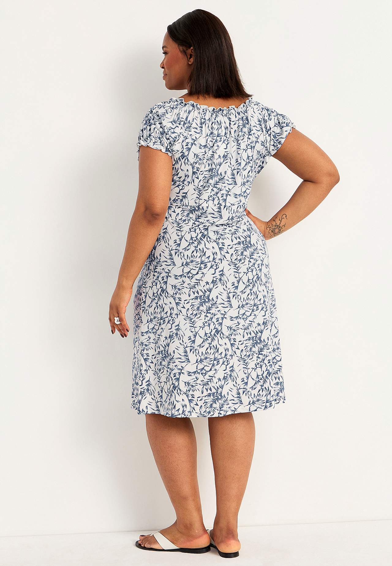 Mønstret off-shoulder-kjole