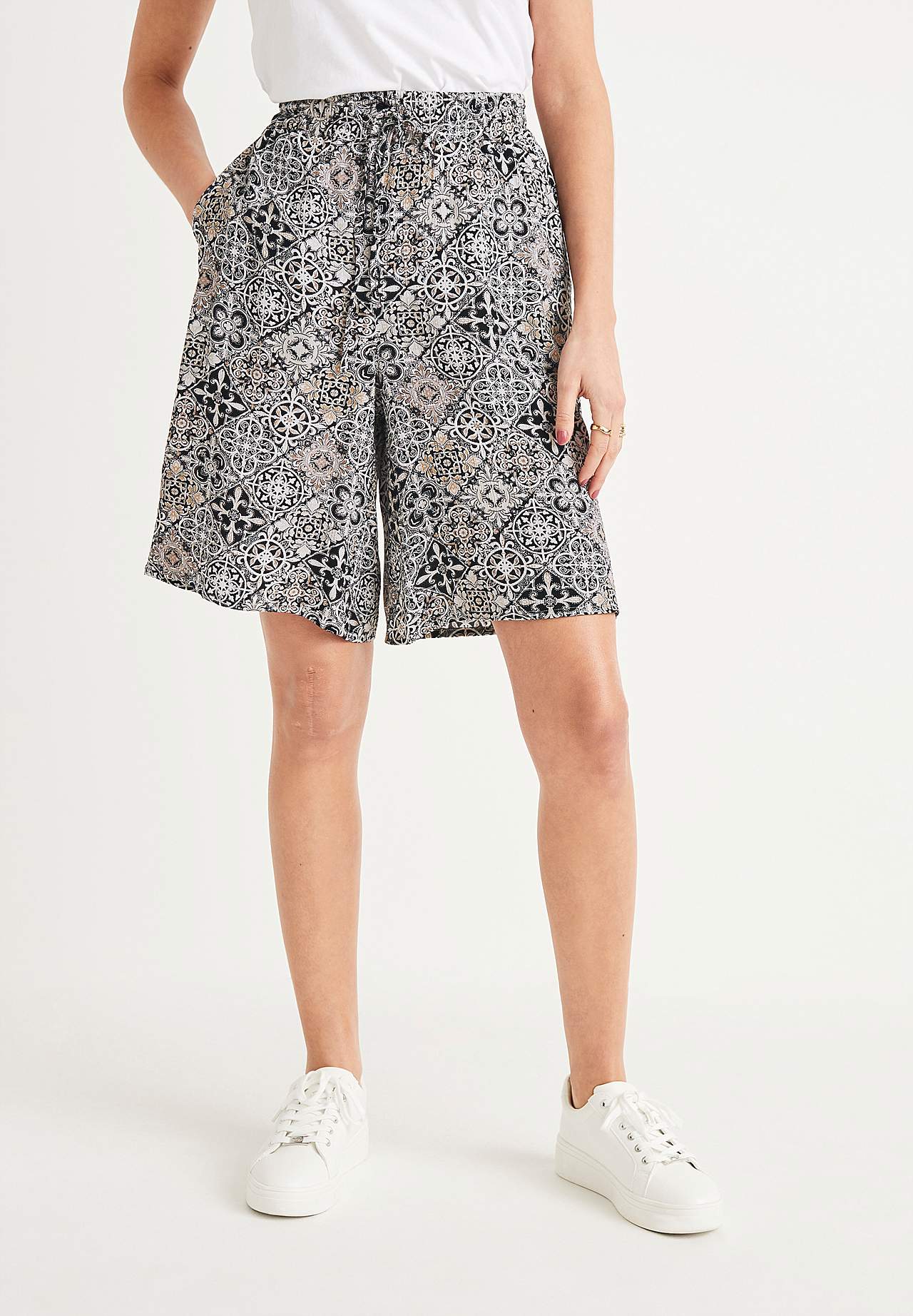 Shorts i kreppet kvalitet Mia