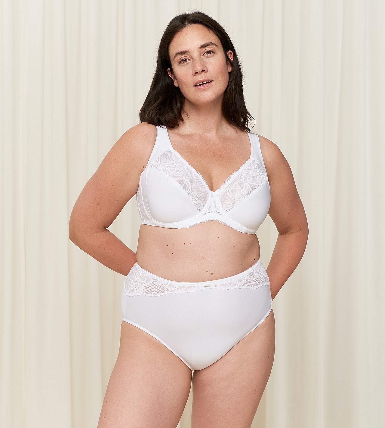 Bh med bøjler med dejlige blondedetaljer