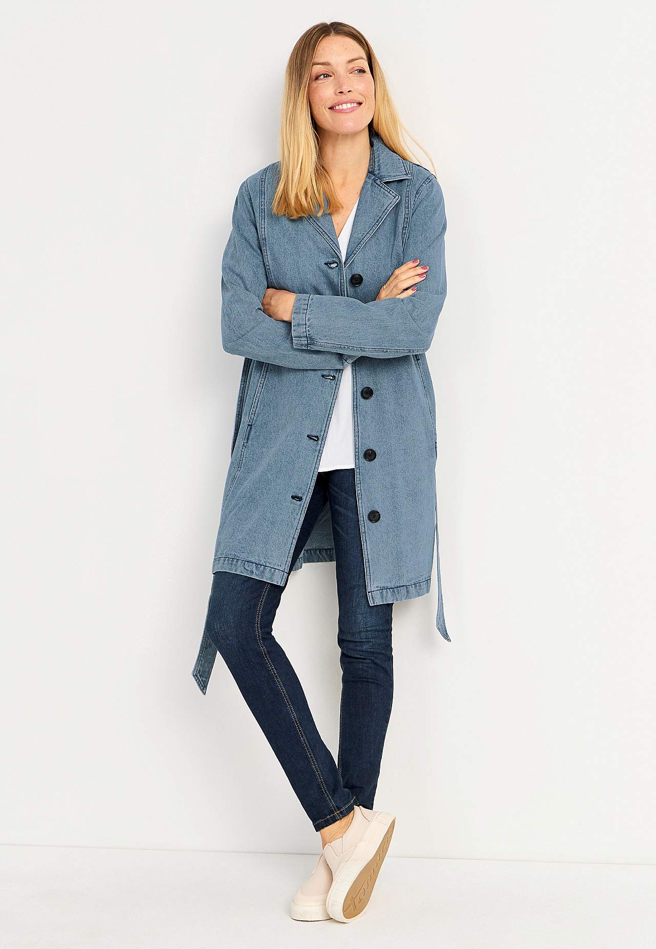 Frakke i denim med bæltespænde