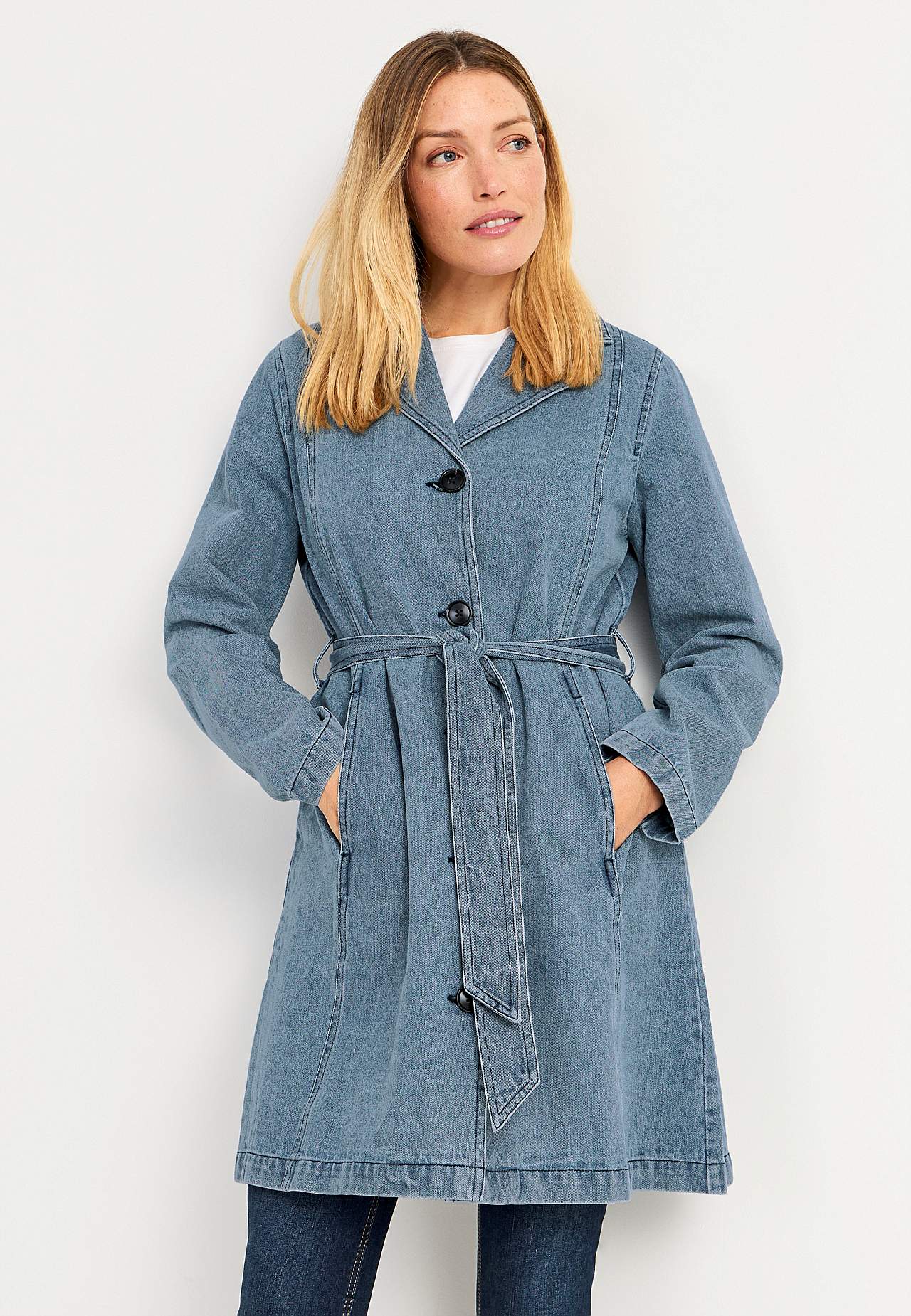 Frakke i denim med bæltespænde