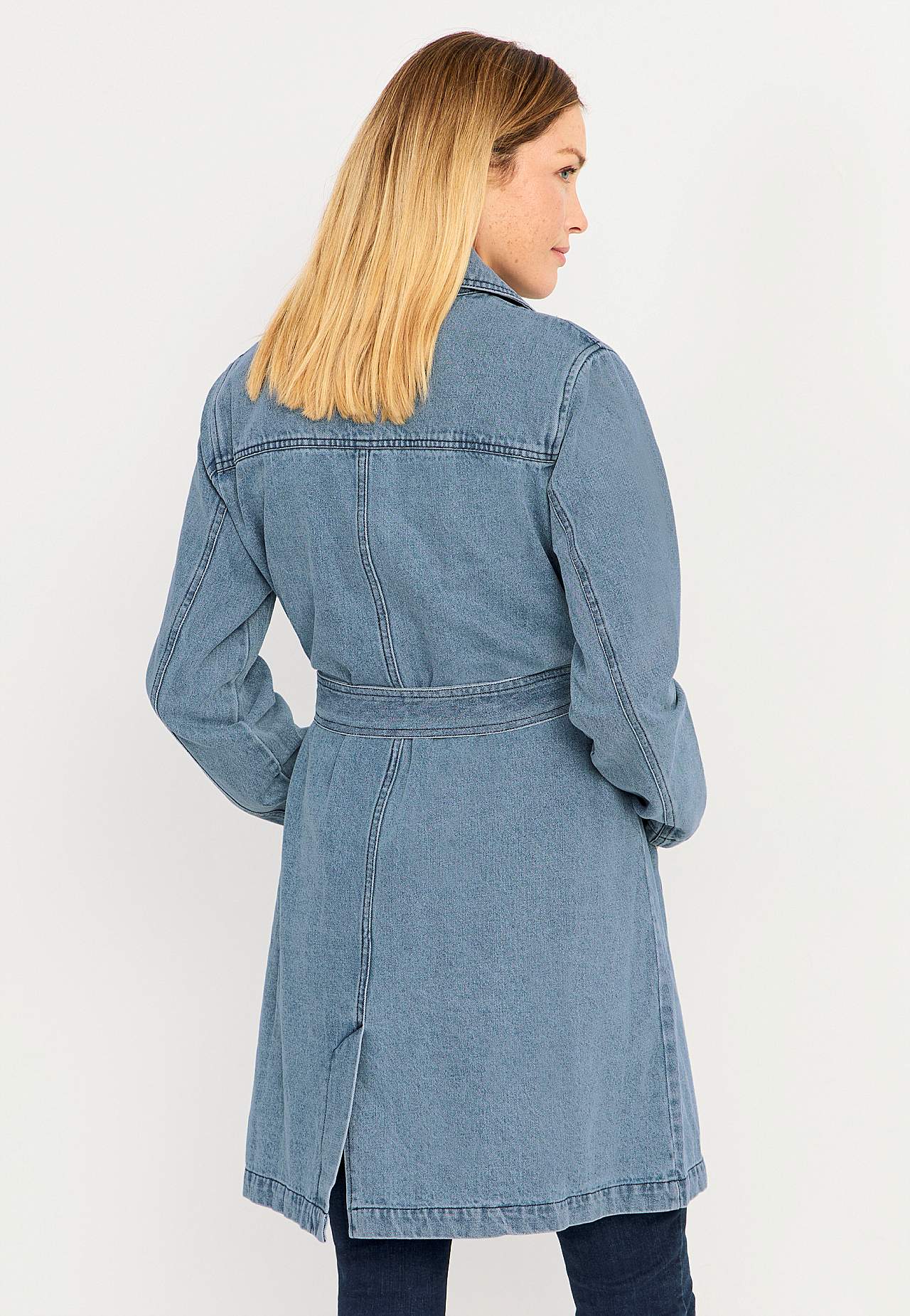 Frakke i denim med bæltespænde