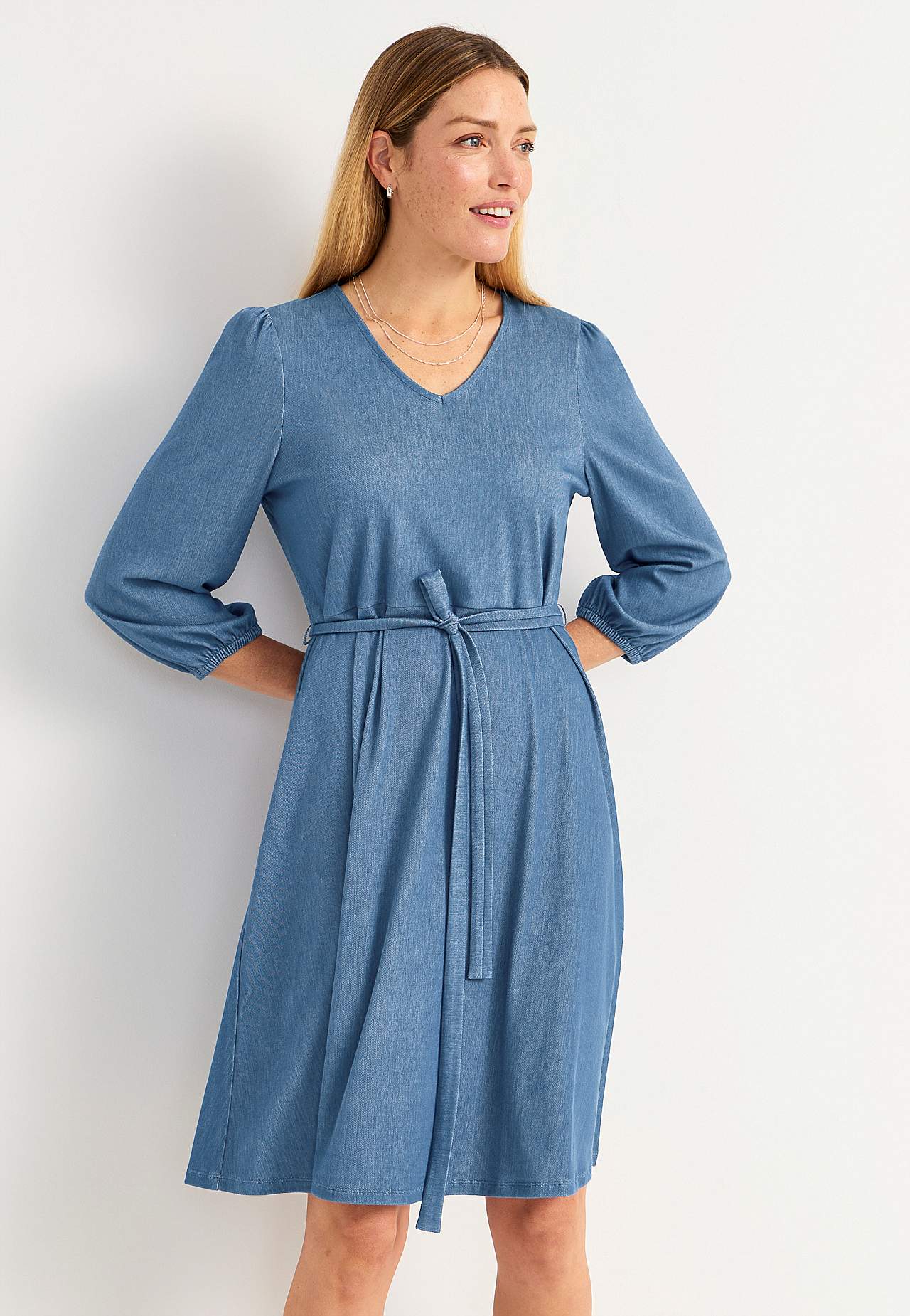 Kjole i denimjersey med bindebælte