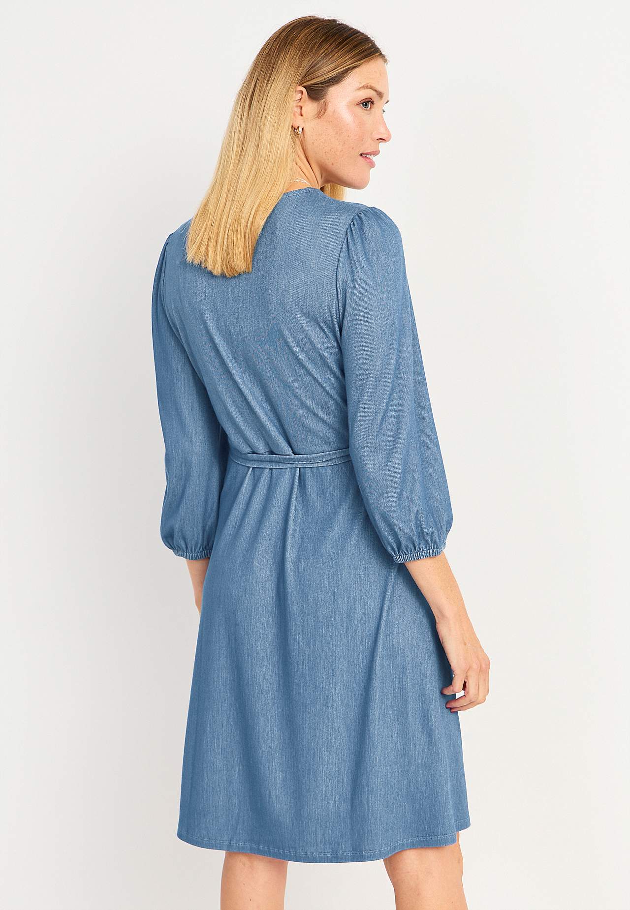 Kjole i denimjersey med bindebælte