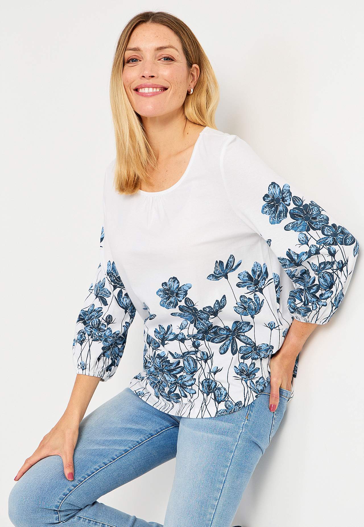 Jerseytop med et blomstermønster Engla