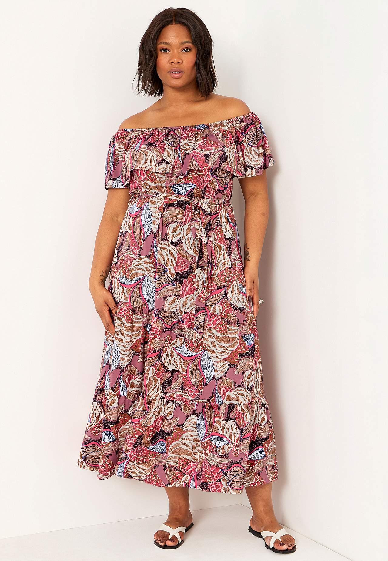 Mønstret off-shoulder-kjole