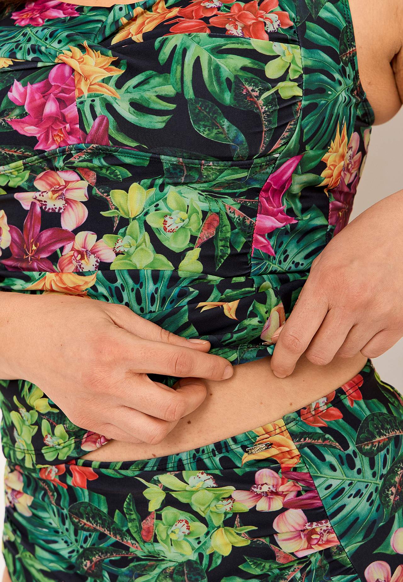 Tankinitop med shaping-effekt og et blomstermønster