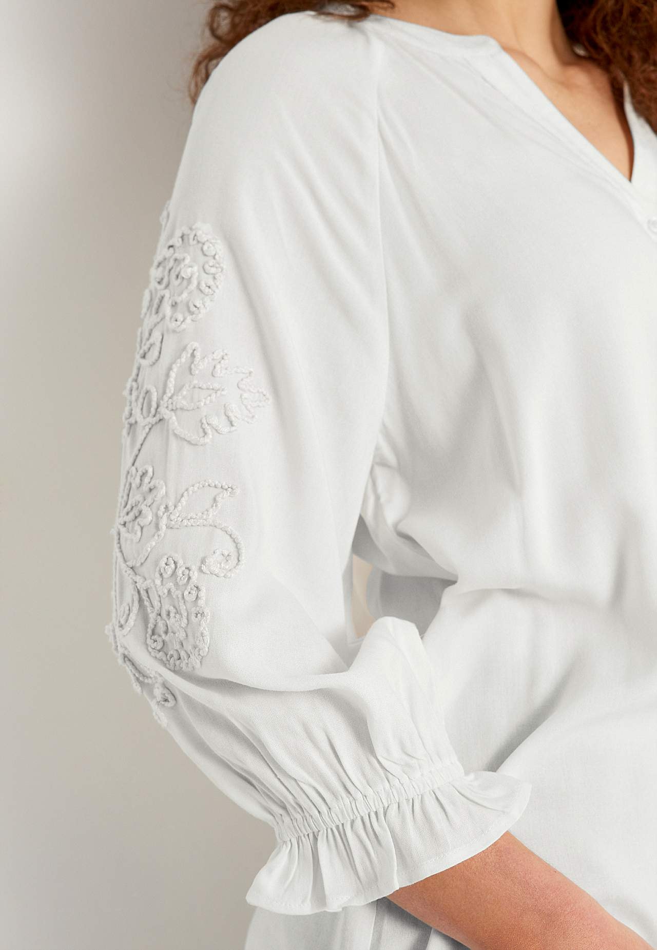 Bluse med broderi