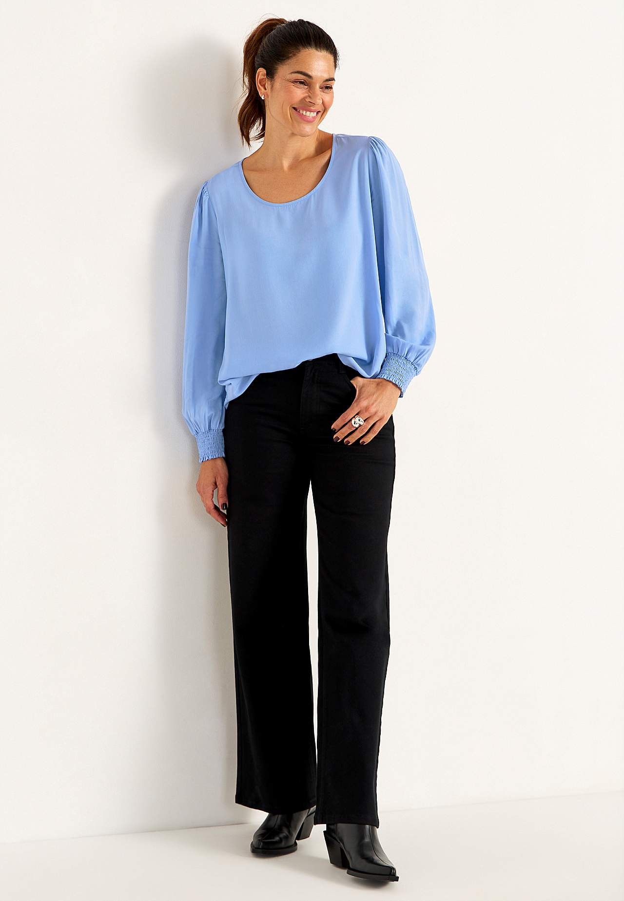 Bluse med smock ved manchetterne