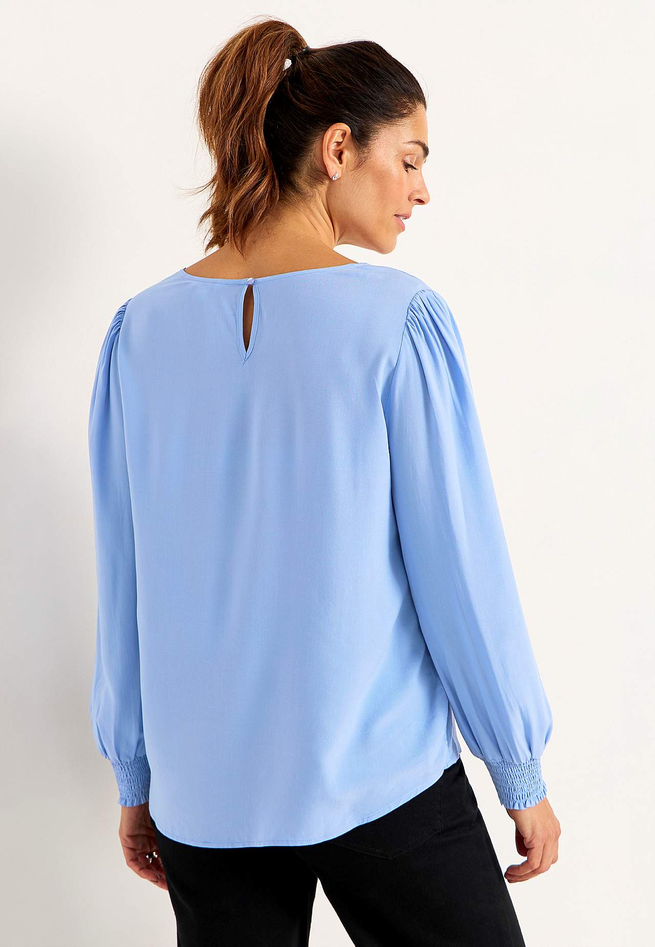 Bluse med smock ved manchetterne
