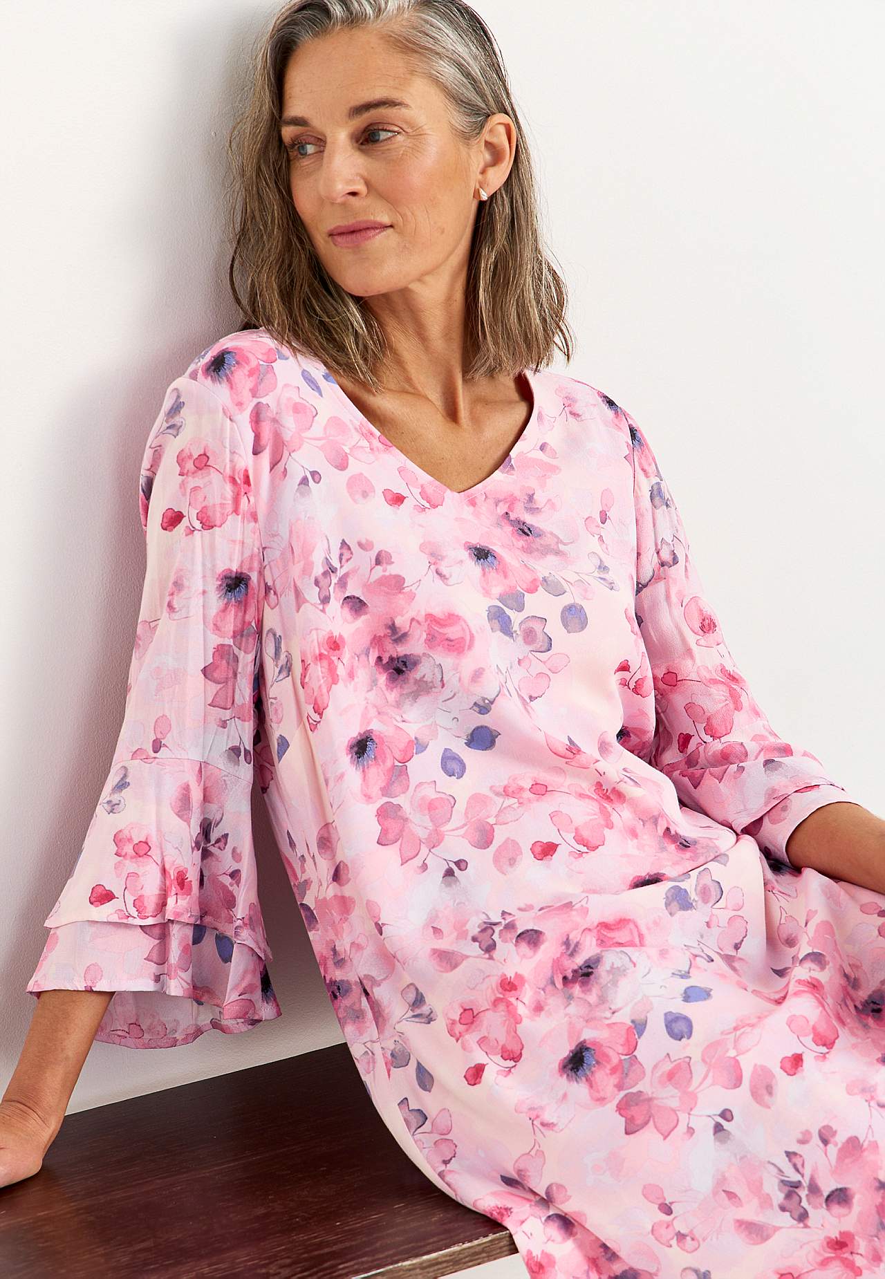 Sommeragtig festkjole med volanter