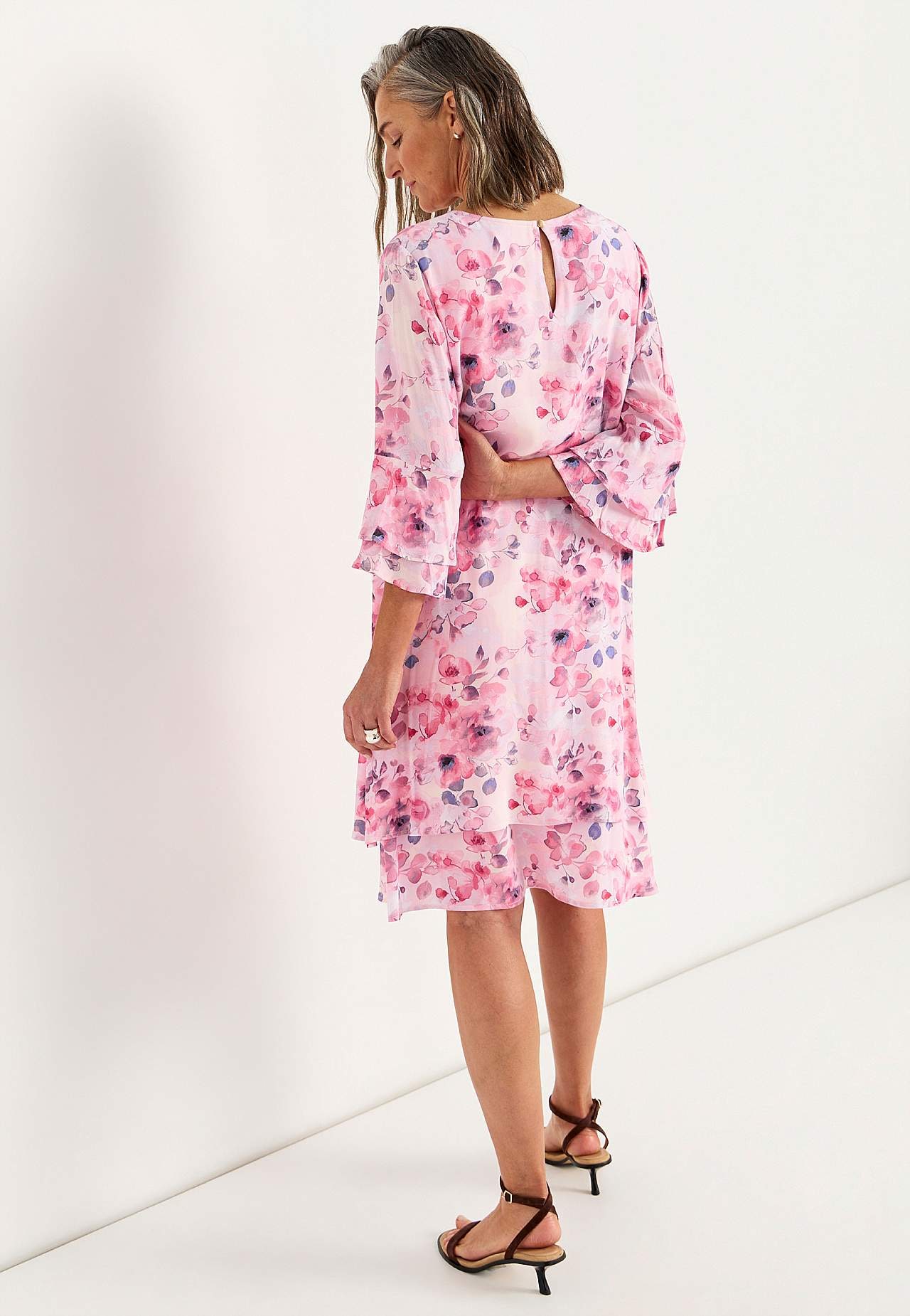 Sommeragtig festkjole med volanter