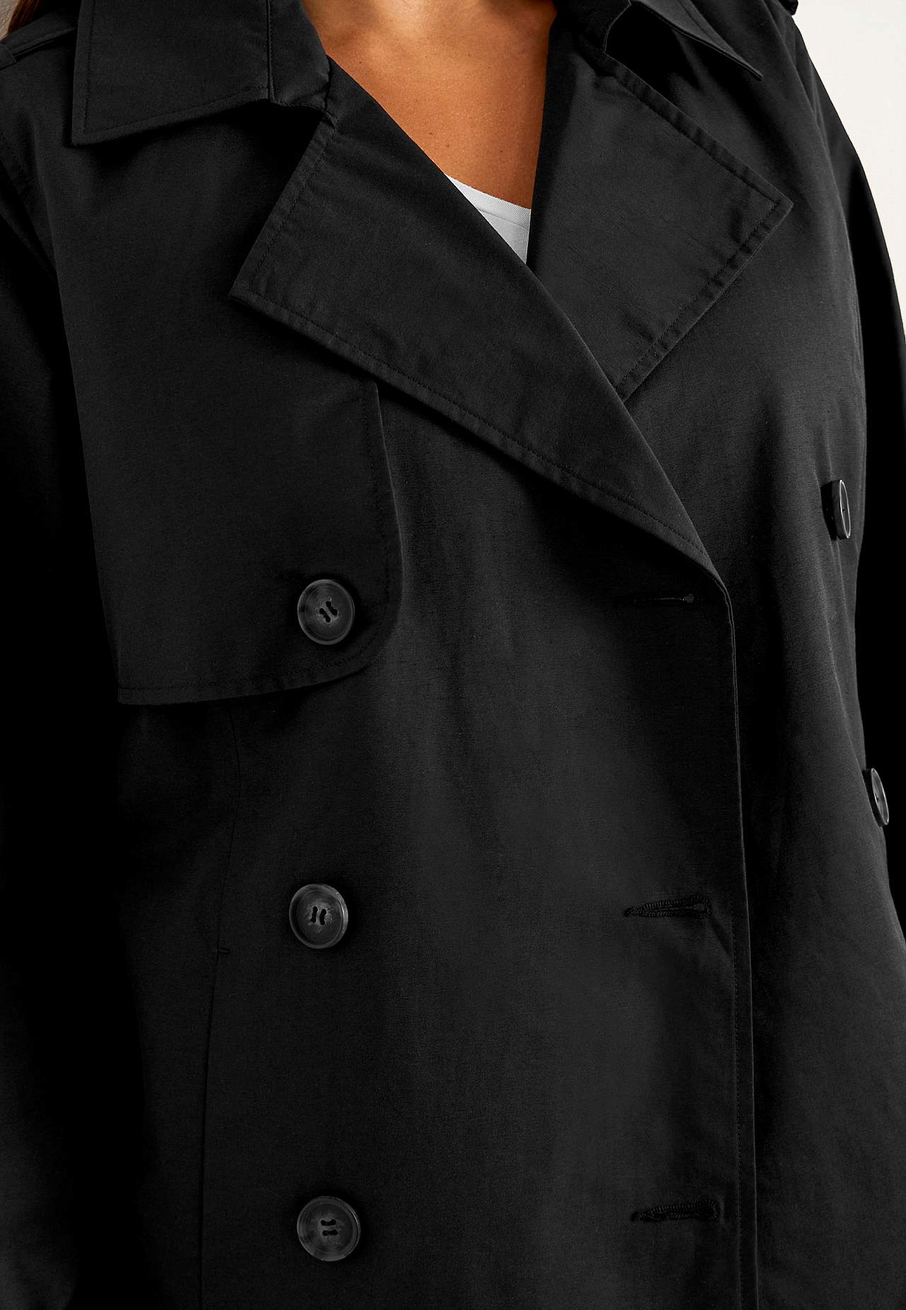 Dobbeltbrystet, kort trenchcoat
