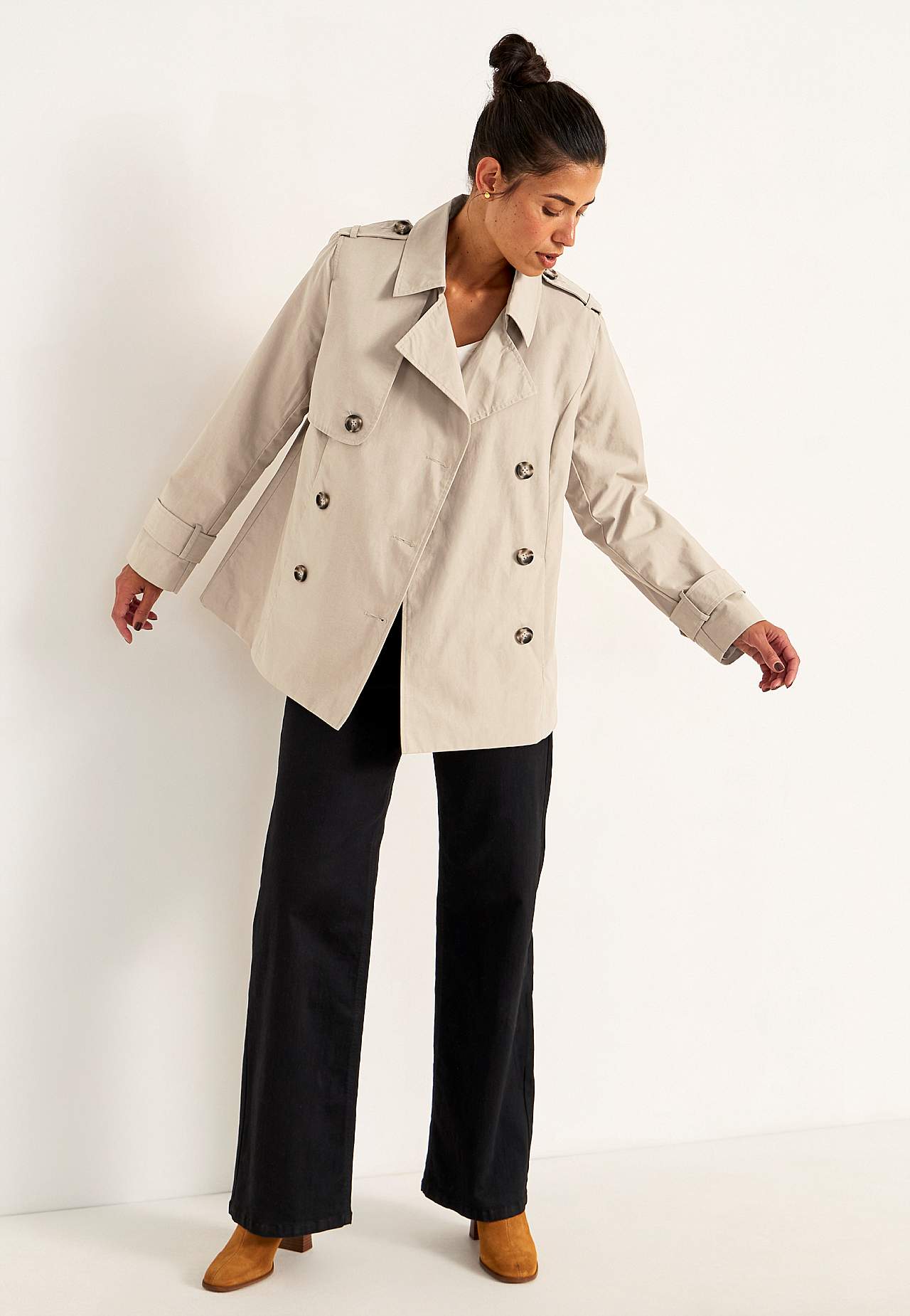 Dobbeltbrystet, kort trenchcoat
