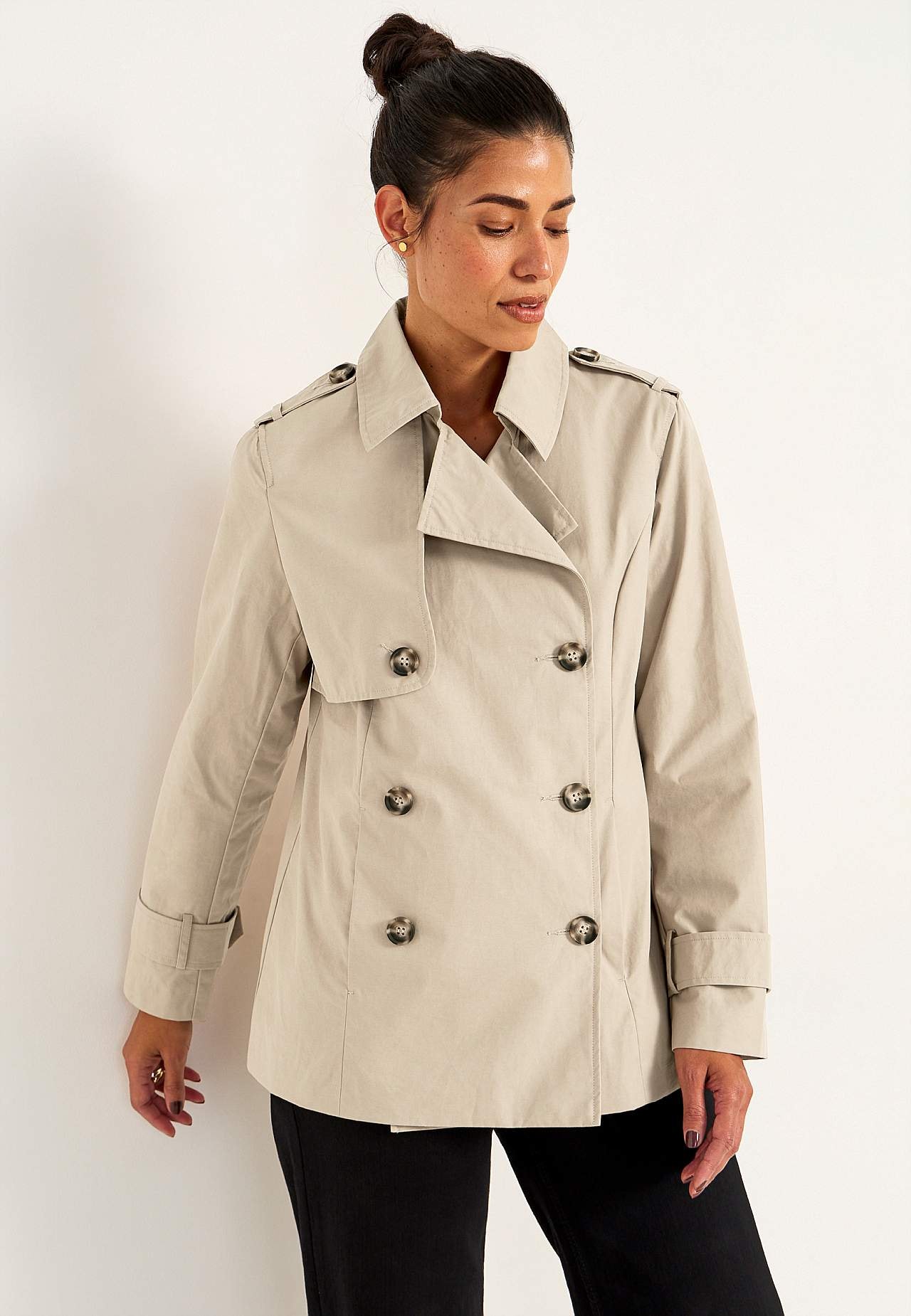 Dobbeltbrystet, kort trenchcoat