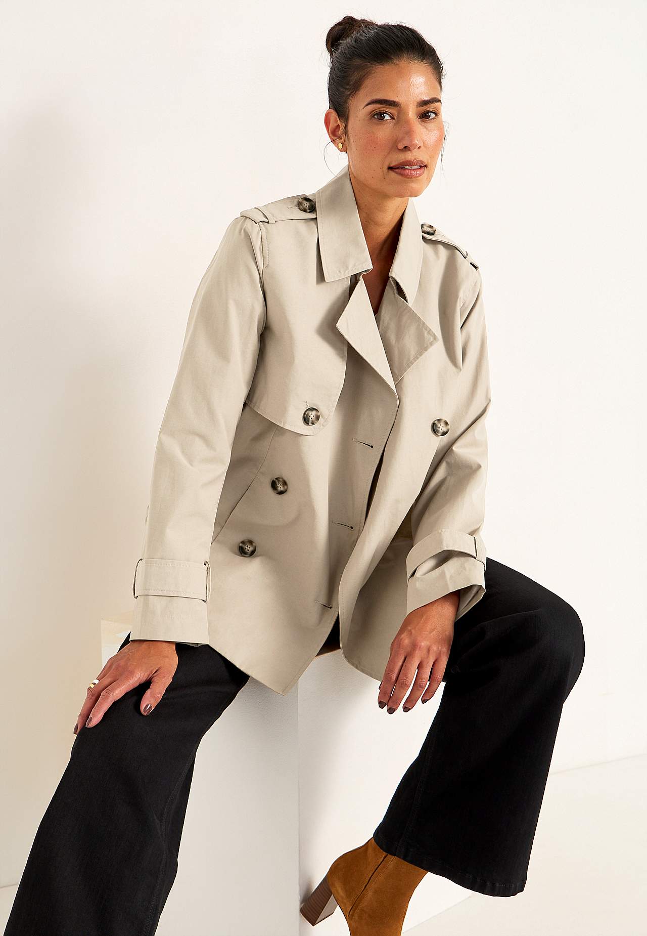 Dobbeltbrystet, kort trenchcoat