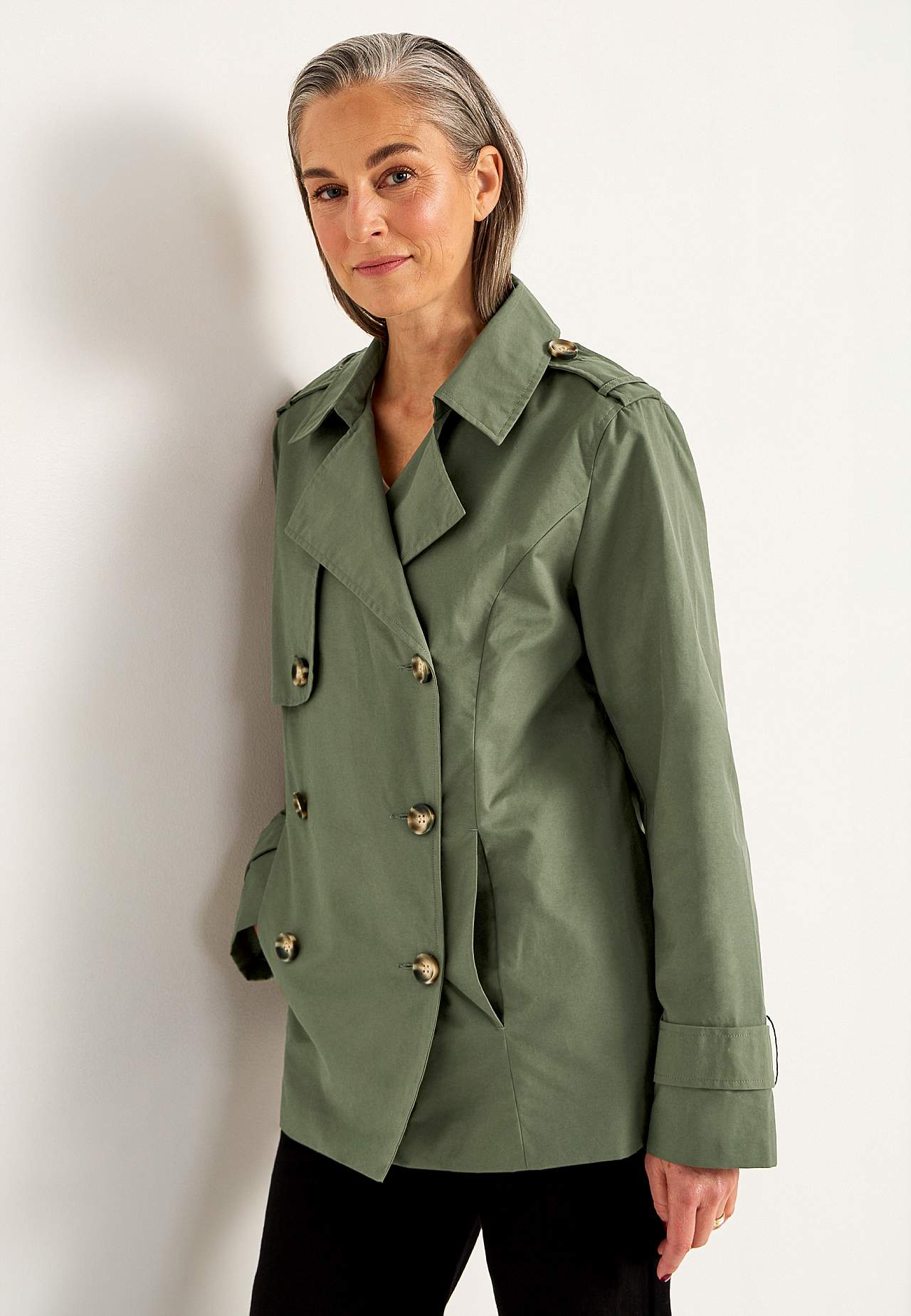 Dobbeltbrystet, kort trenchcoat