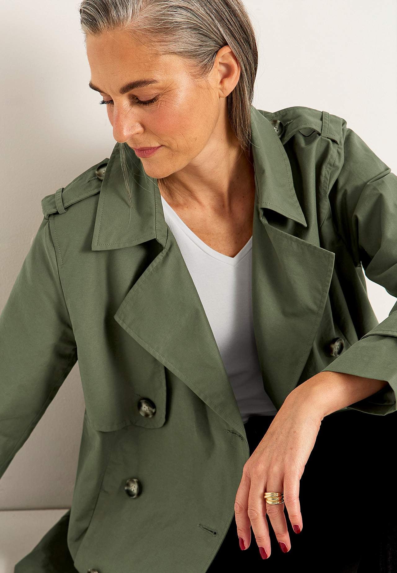 Dobbeltbrystet, kort trenchcoat