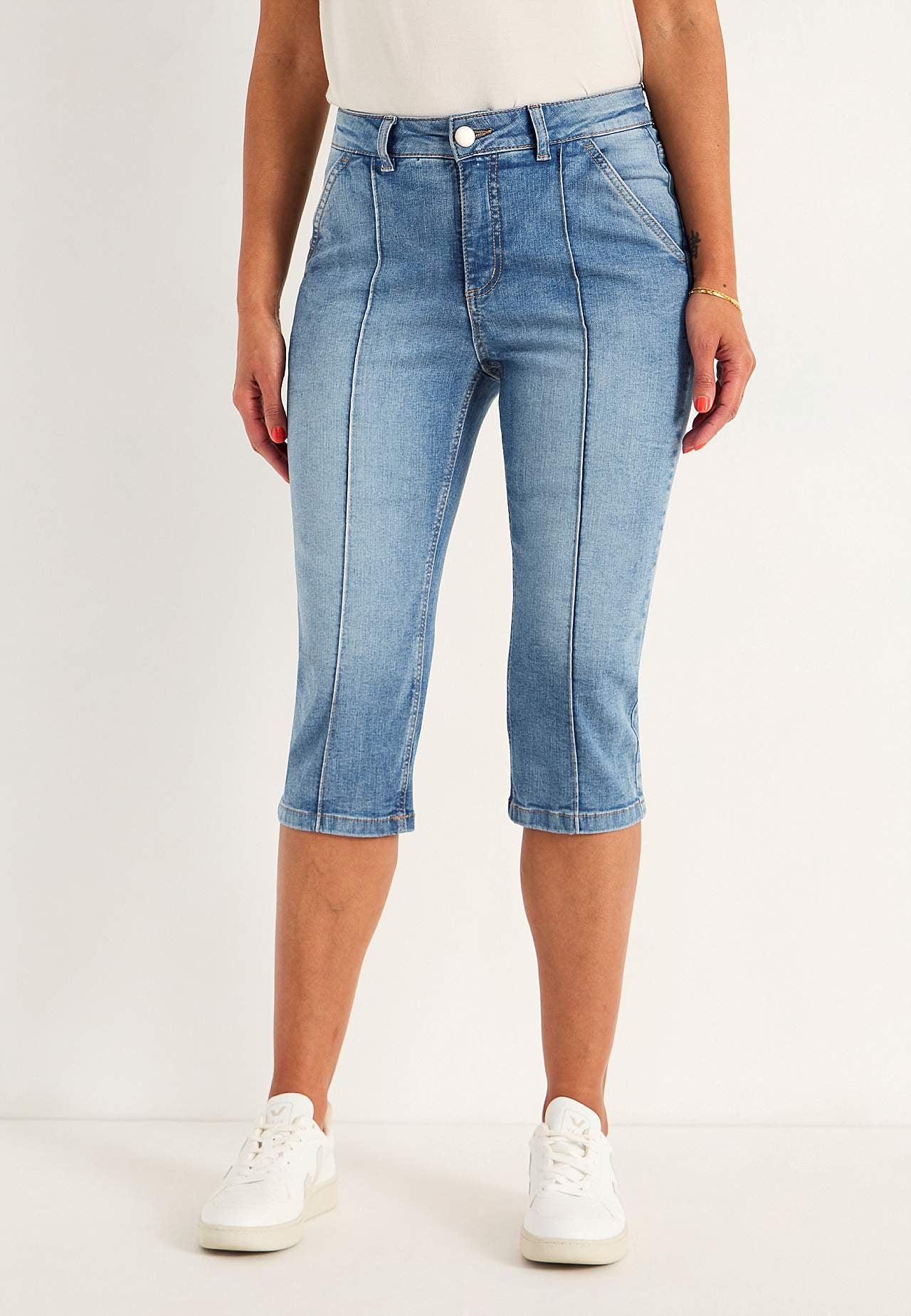 Elastiske crop jeans med syet pressefold
