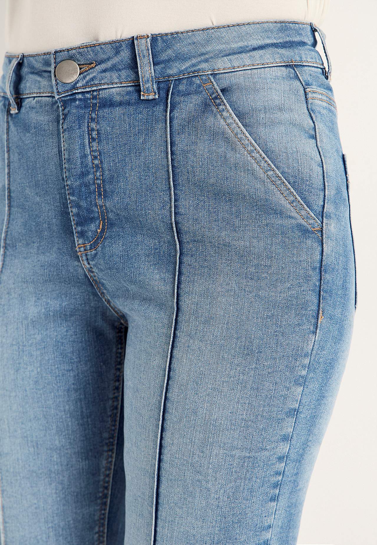 Elastiske crop jeans med syet pressefold