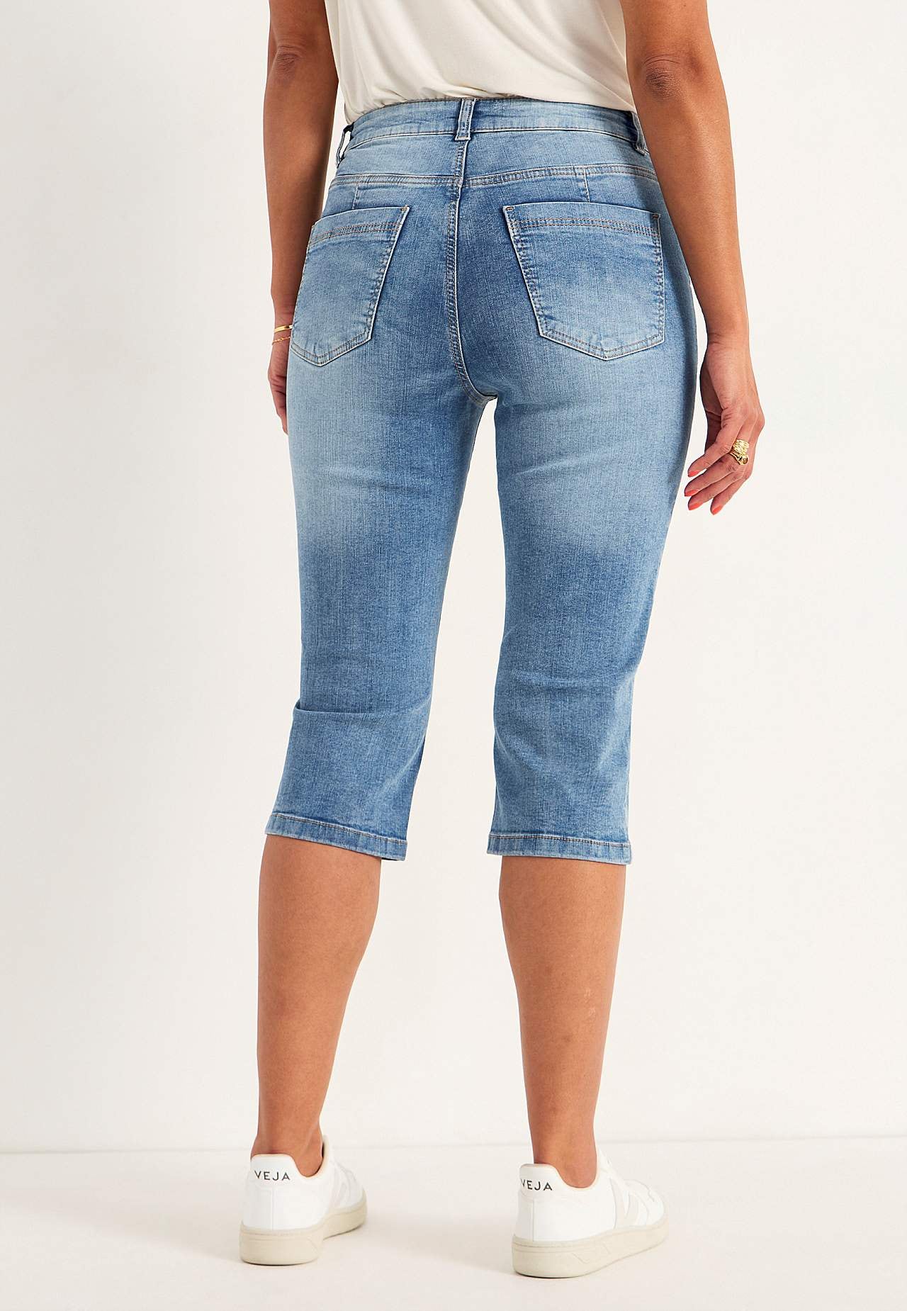 Elastiske crop jeans med syet pressefold