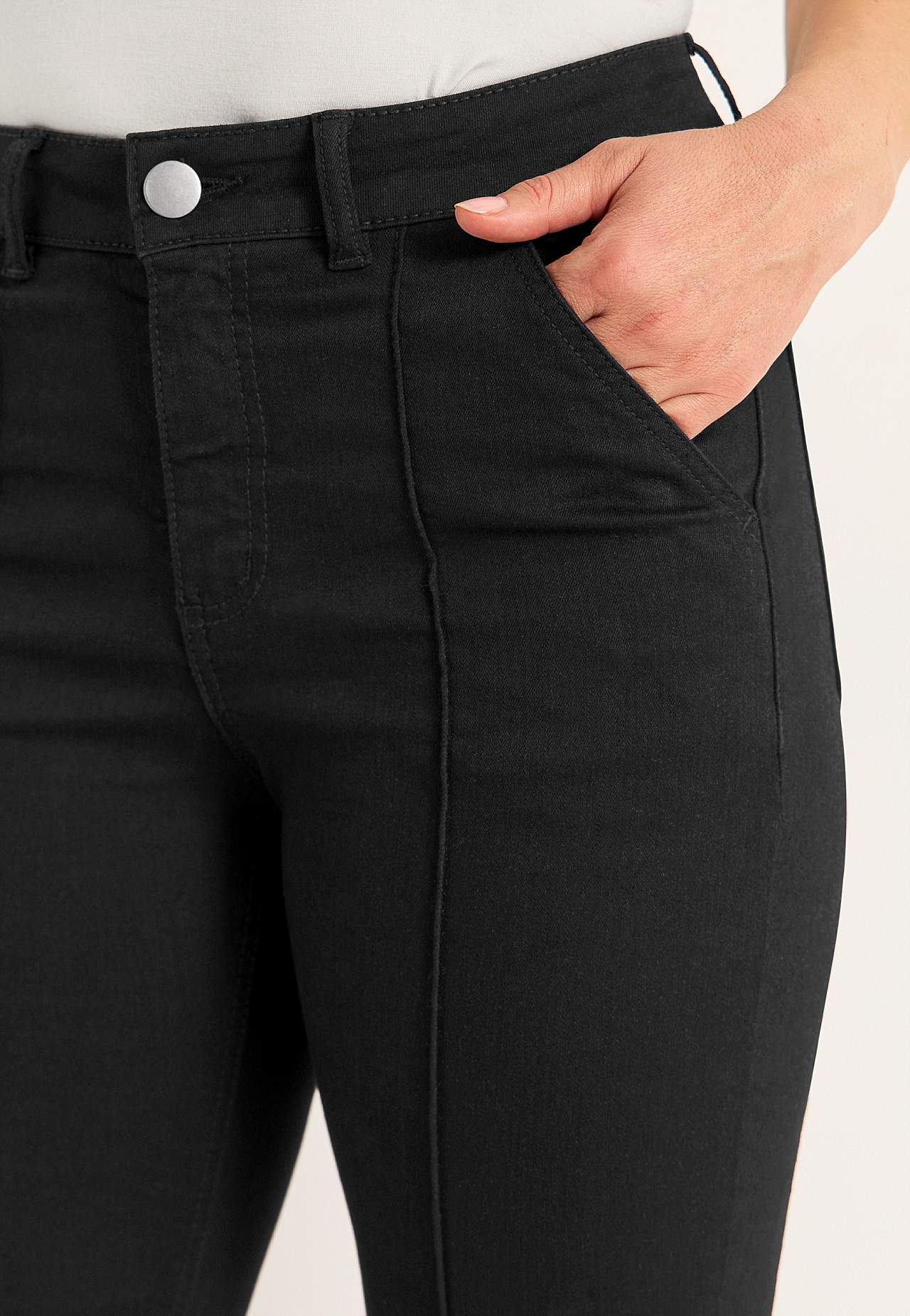 Elastiske crop jeans med syet pressefold