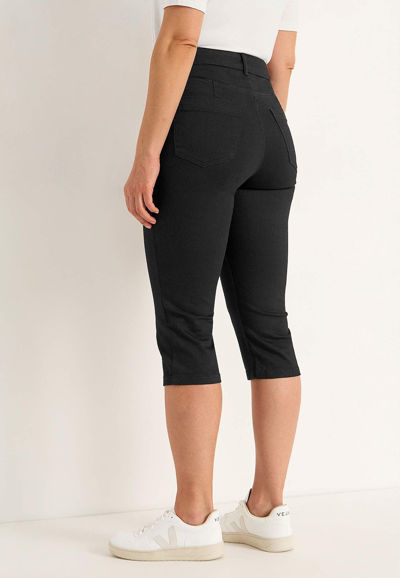 Elastiske crop jeans med syet pressefold
