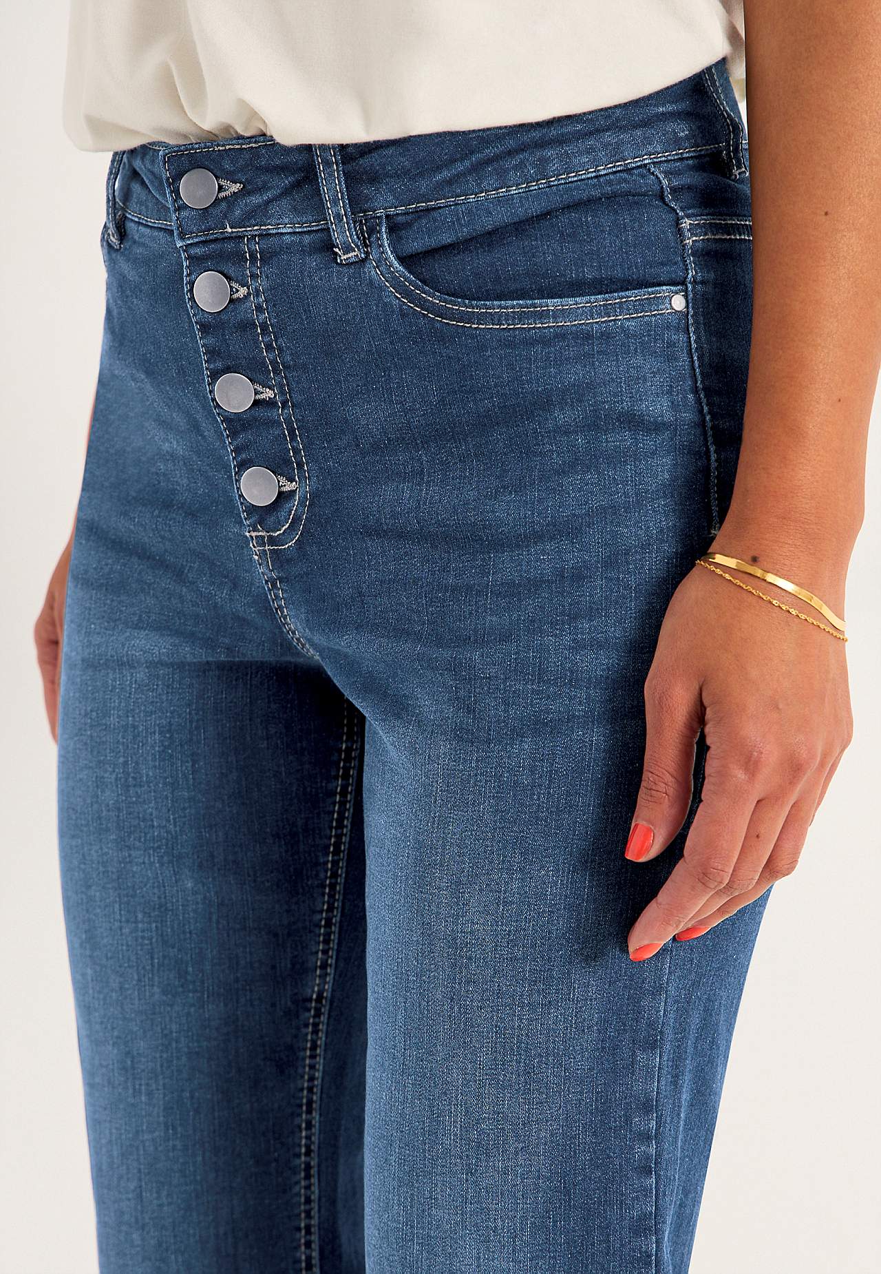 Crop jeans med knaplukning