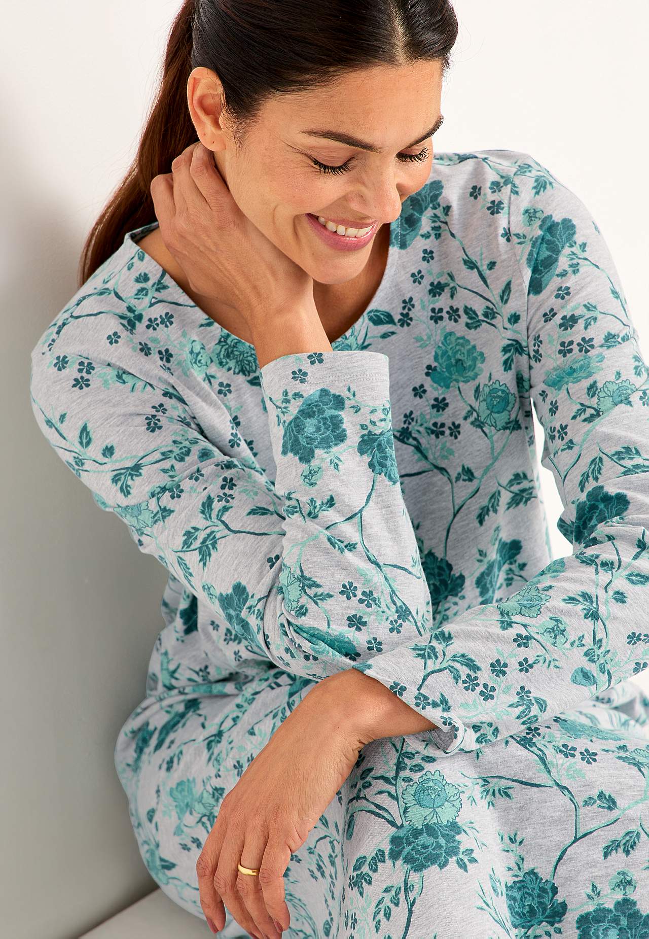 Blomstret natkjole med lange ærmer