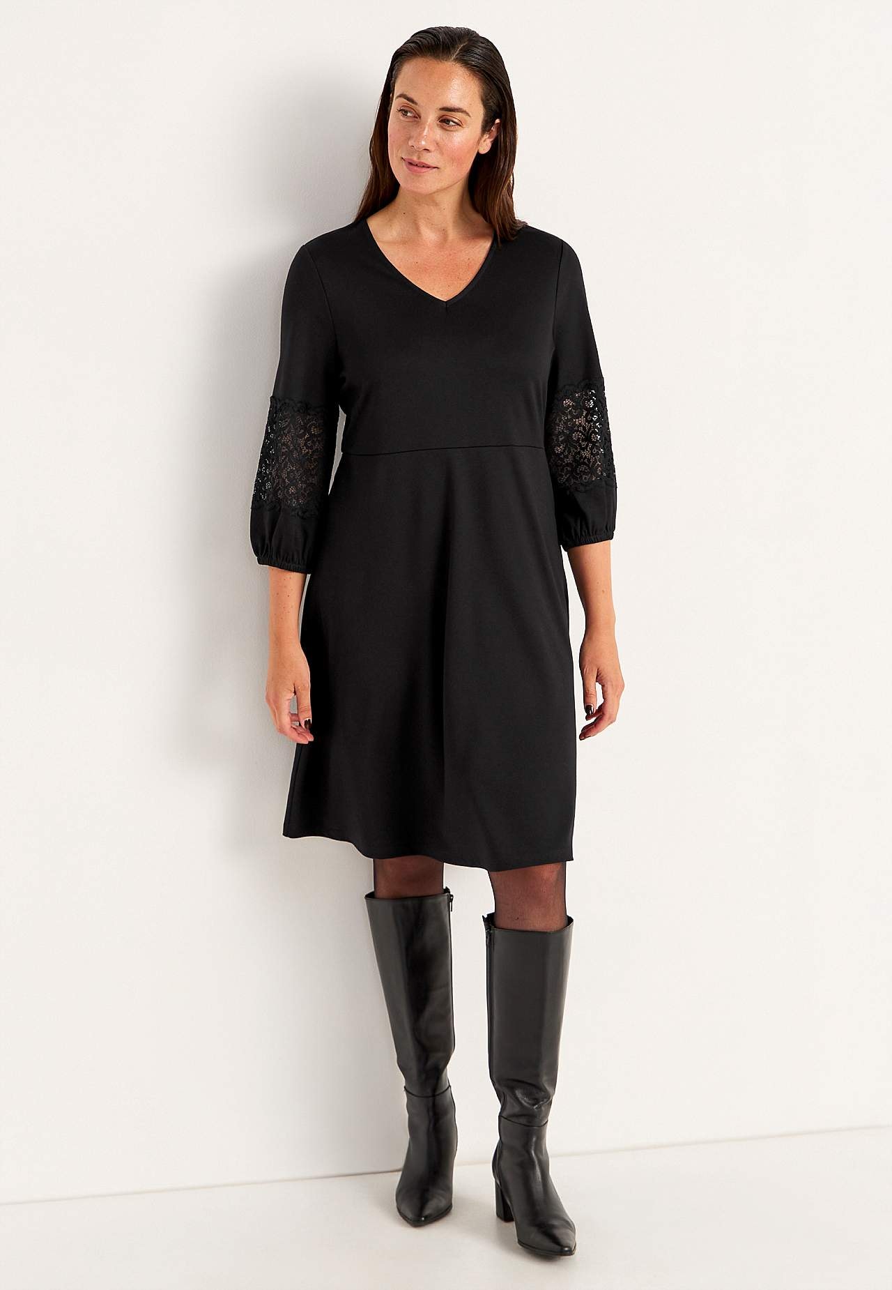 Viskosekjole med blondedetaljer