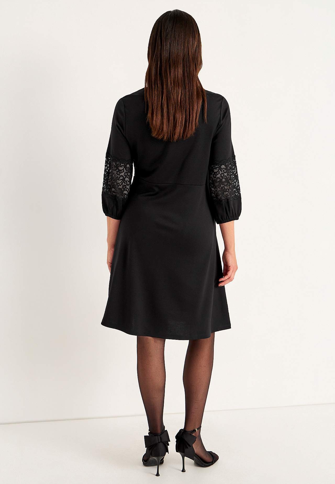 Viskosekjole med blondedetaljer