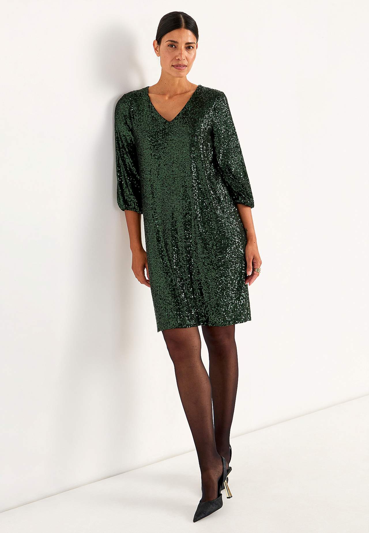 V-udskåret pailletkjole