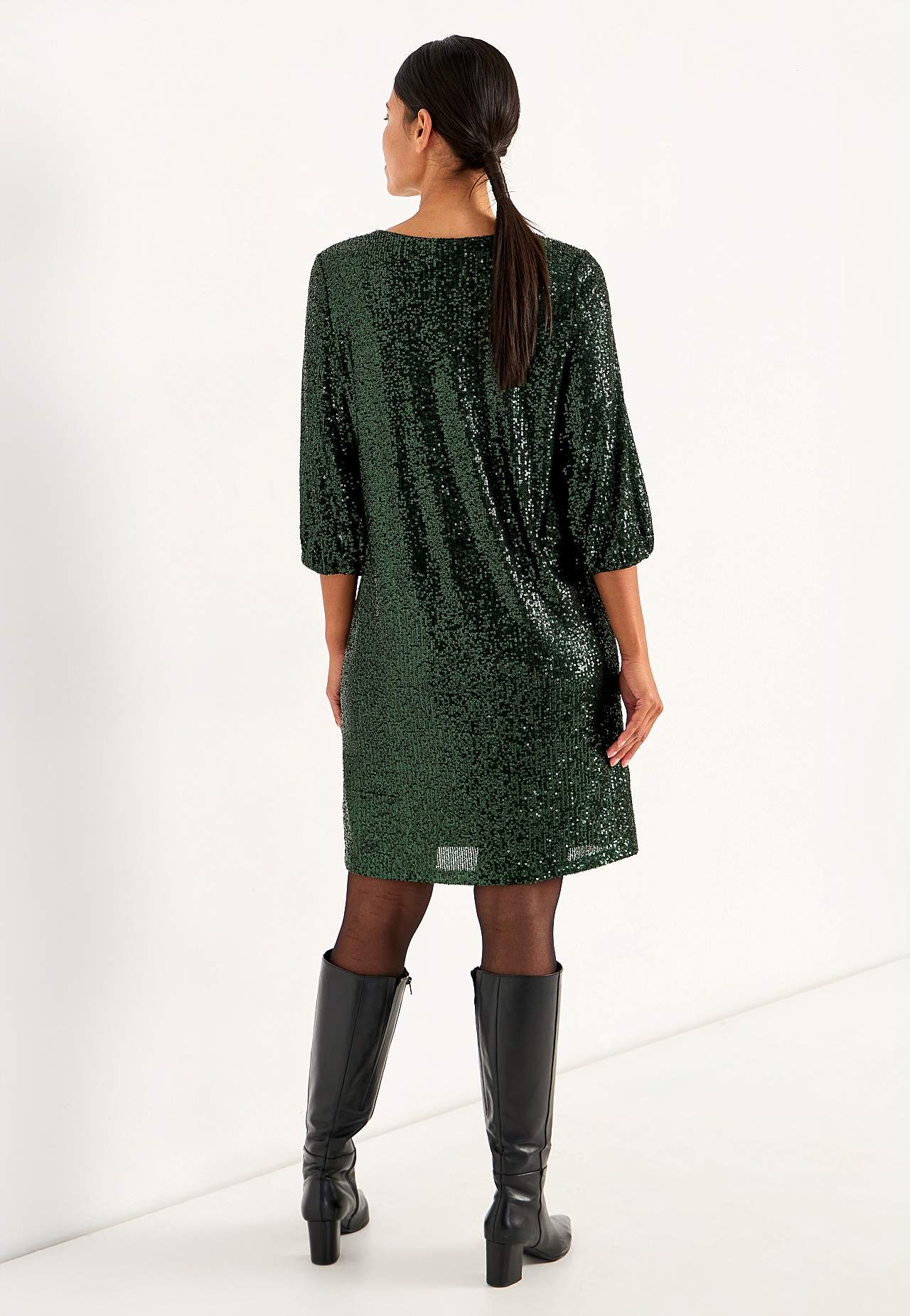 V-udskåret pailletkjole