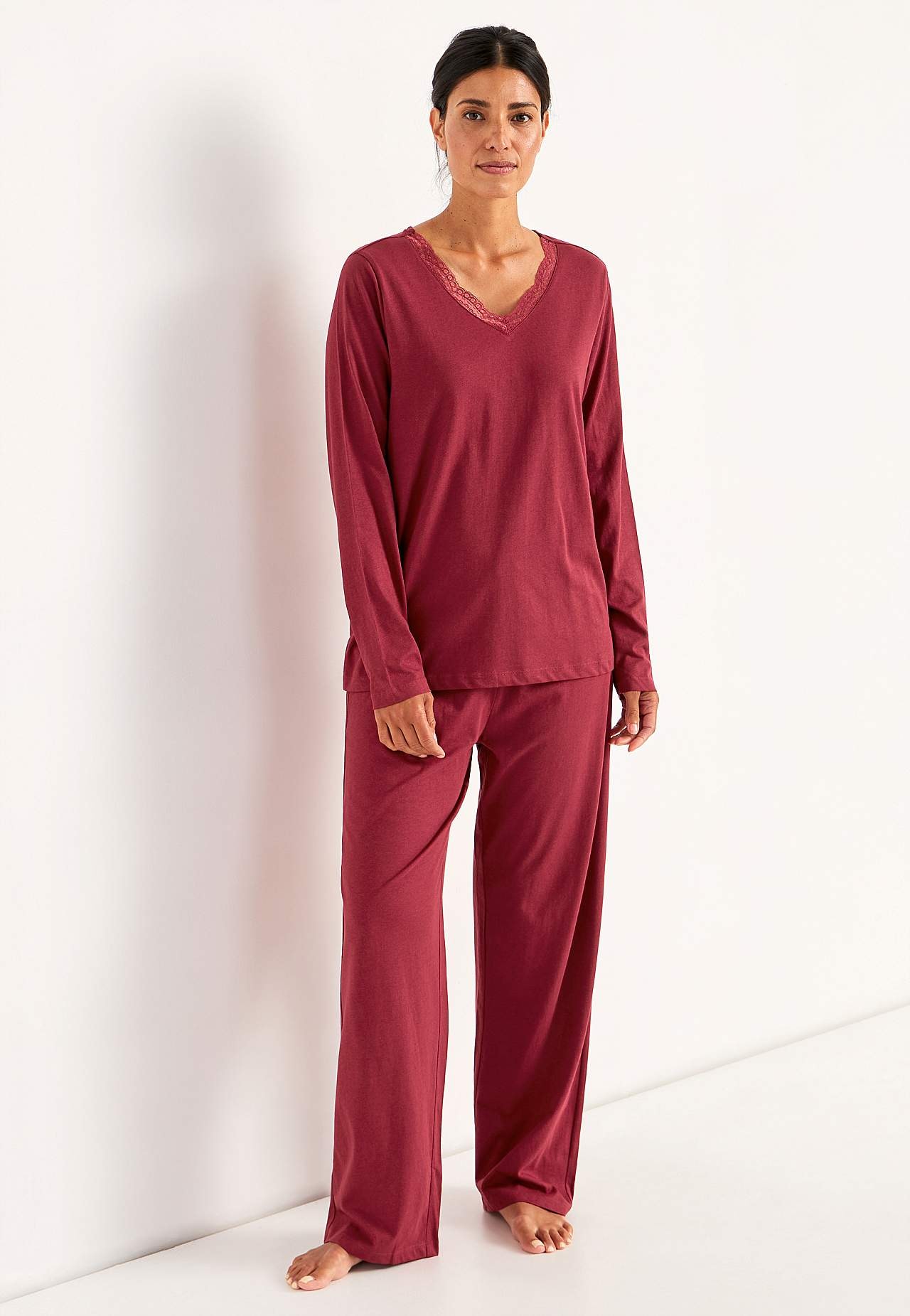 To-delt pyjamas med blondekant