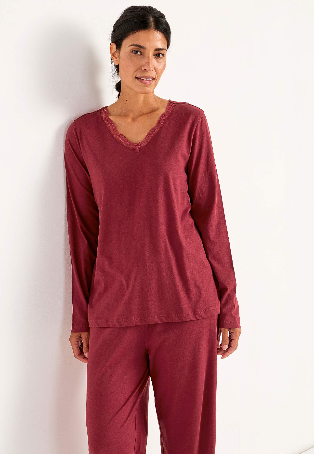 To-delt pyjamas med blondekant