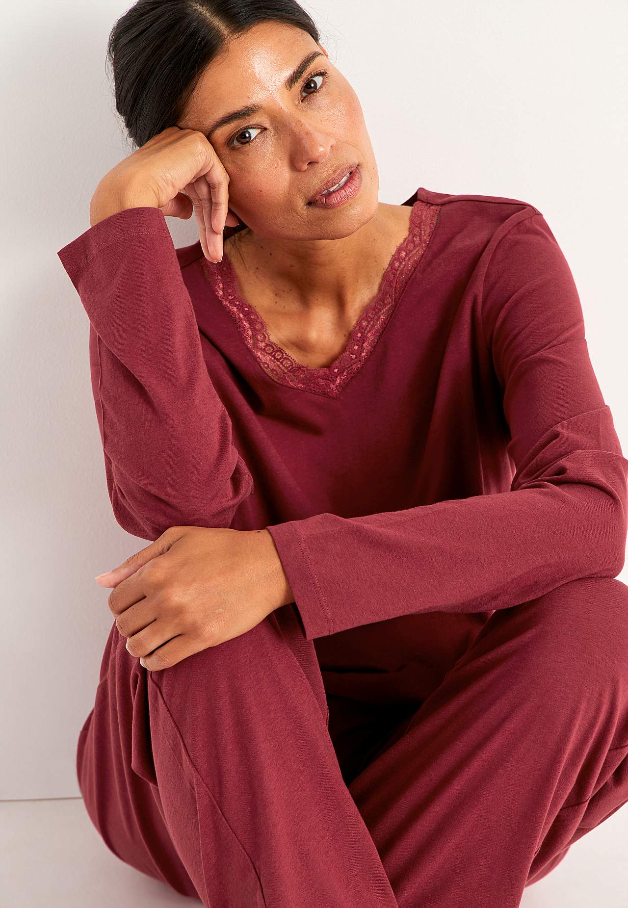 To-delt pyjamas med blondekant