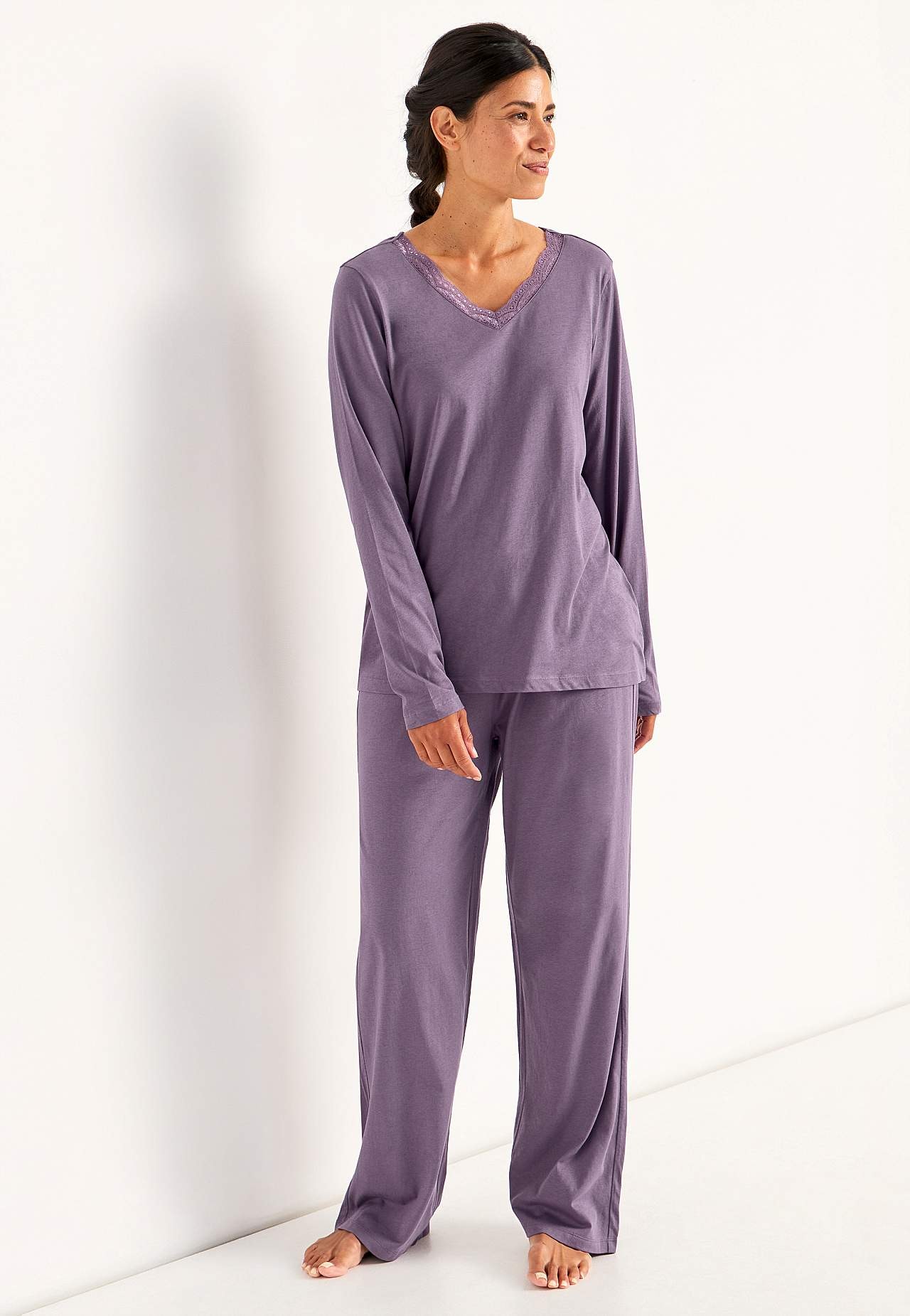 To-delt pyjamas med blondekant