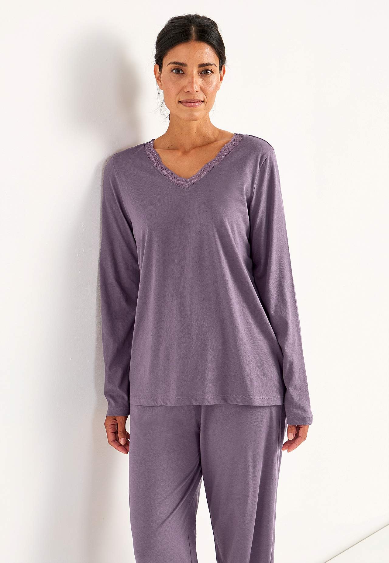 To-delt pyjamas med blondekant