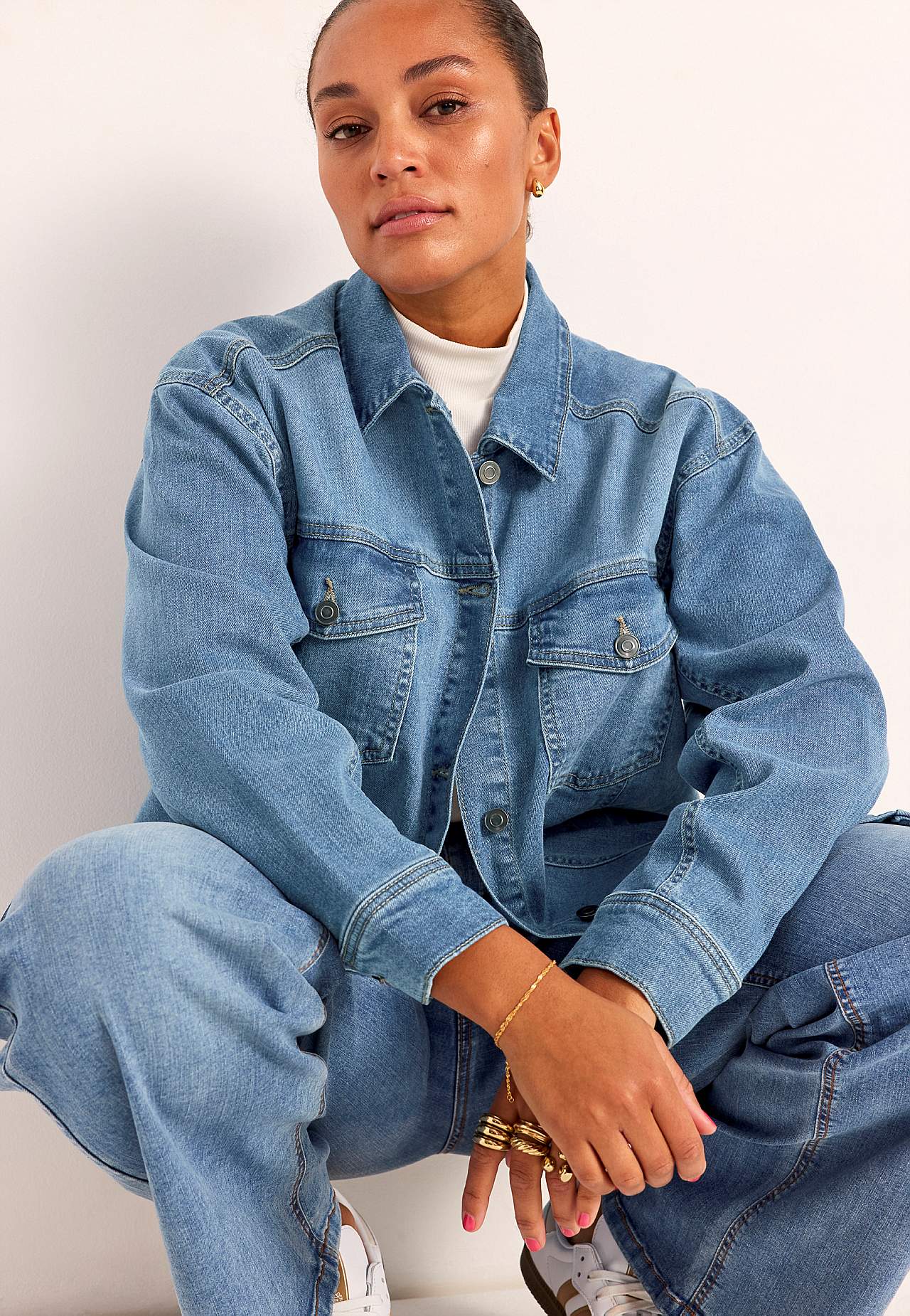 Lang jeansjakke med stræk