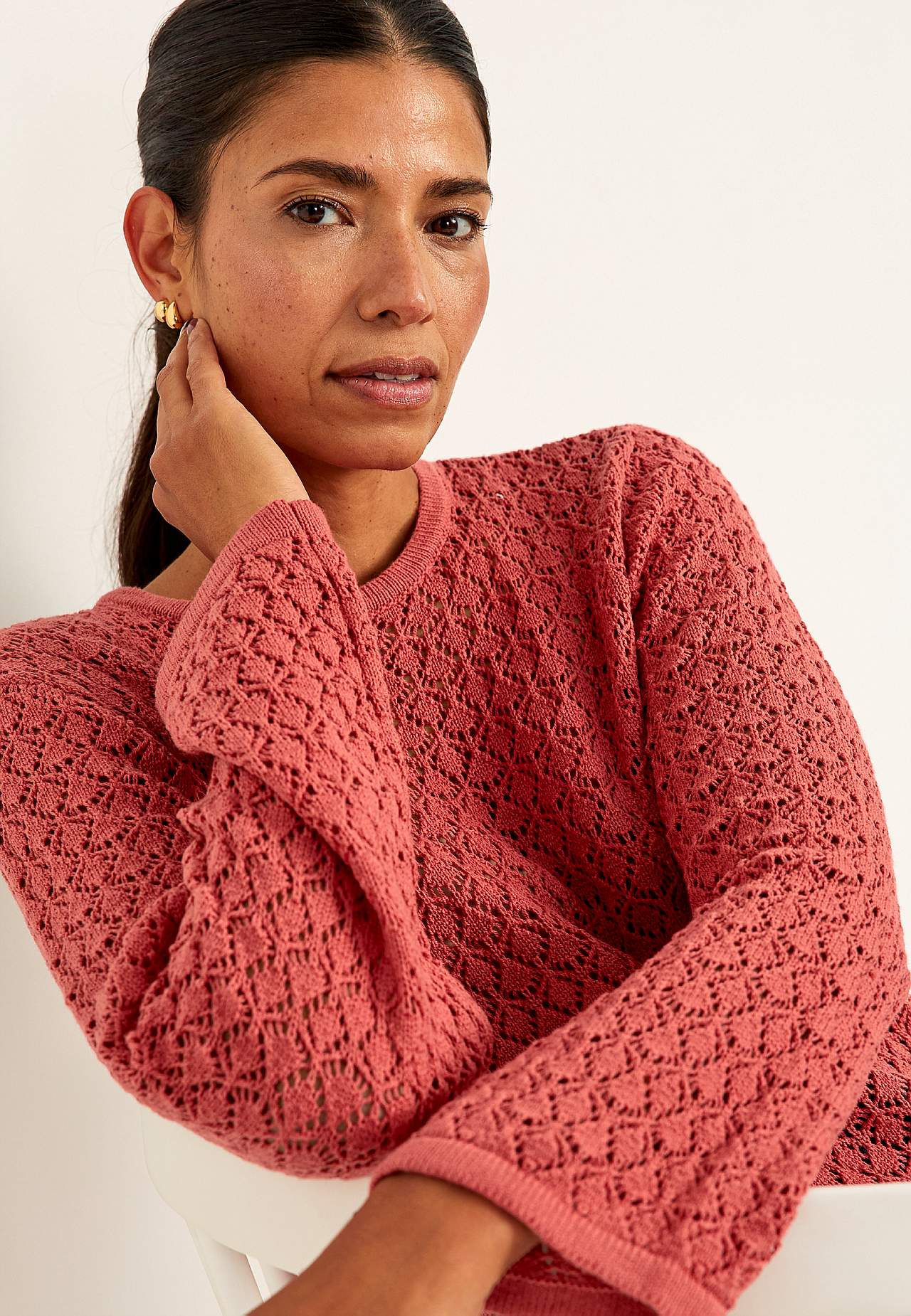 Strikket trøje med hulmønster