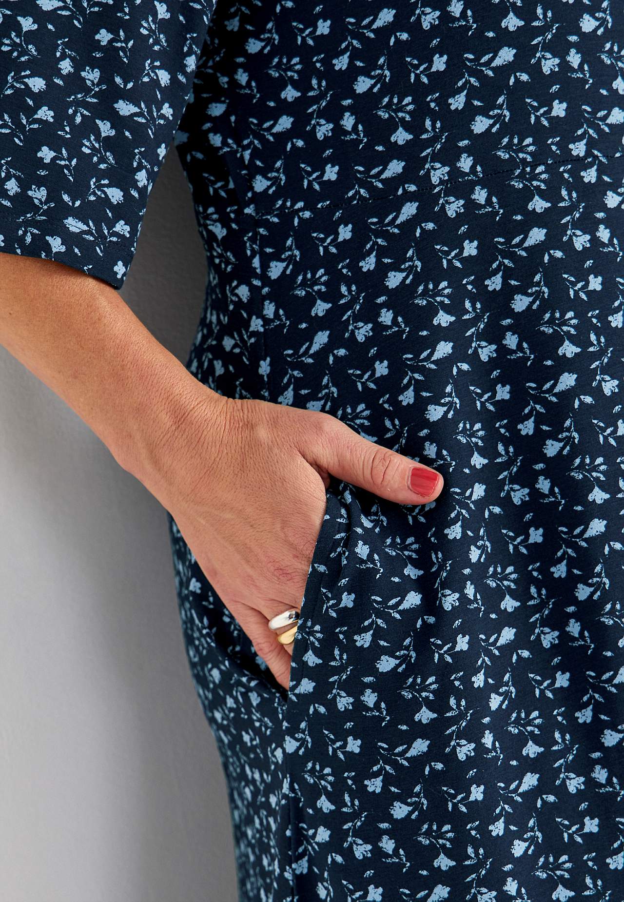 Jerseykjole med et blomstermønster og lommer